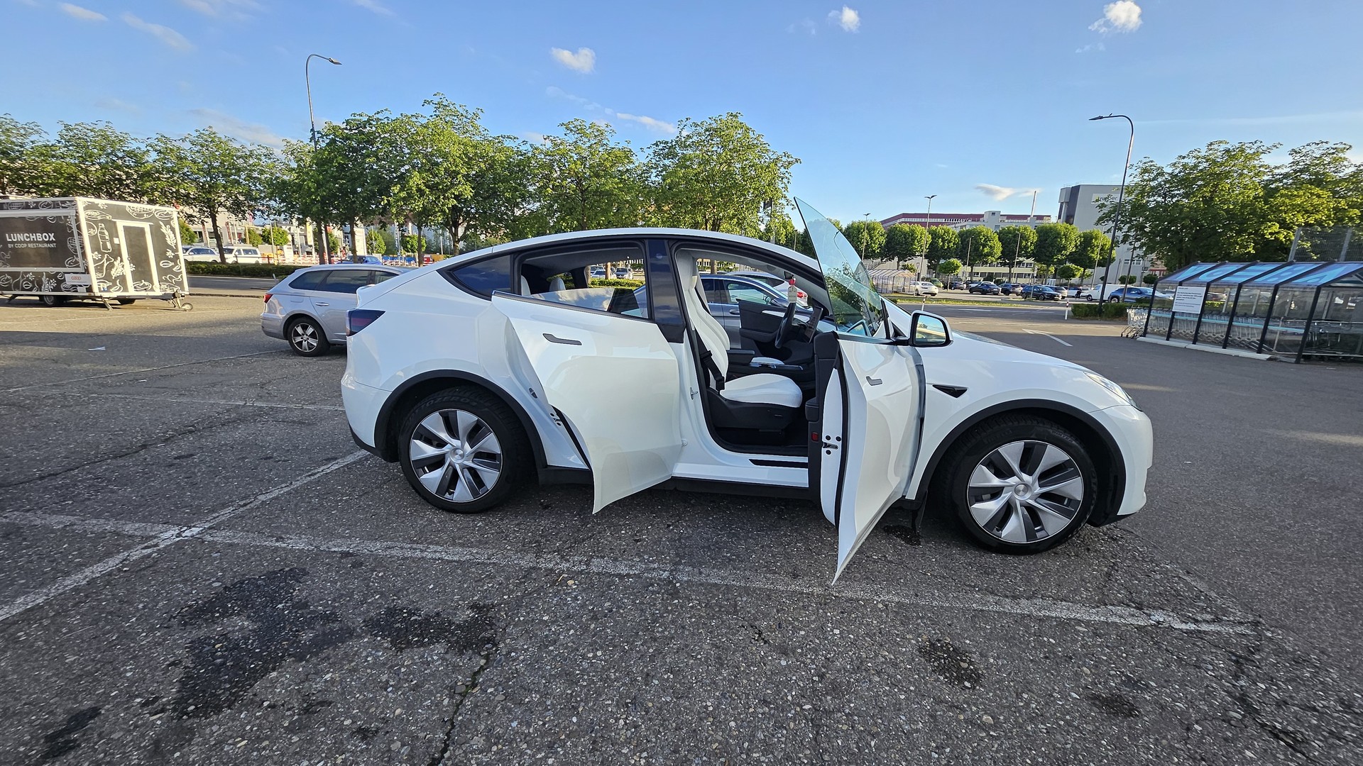 TESLA Long Range AWD-image-12