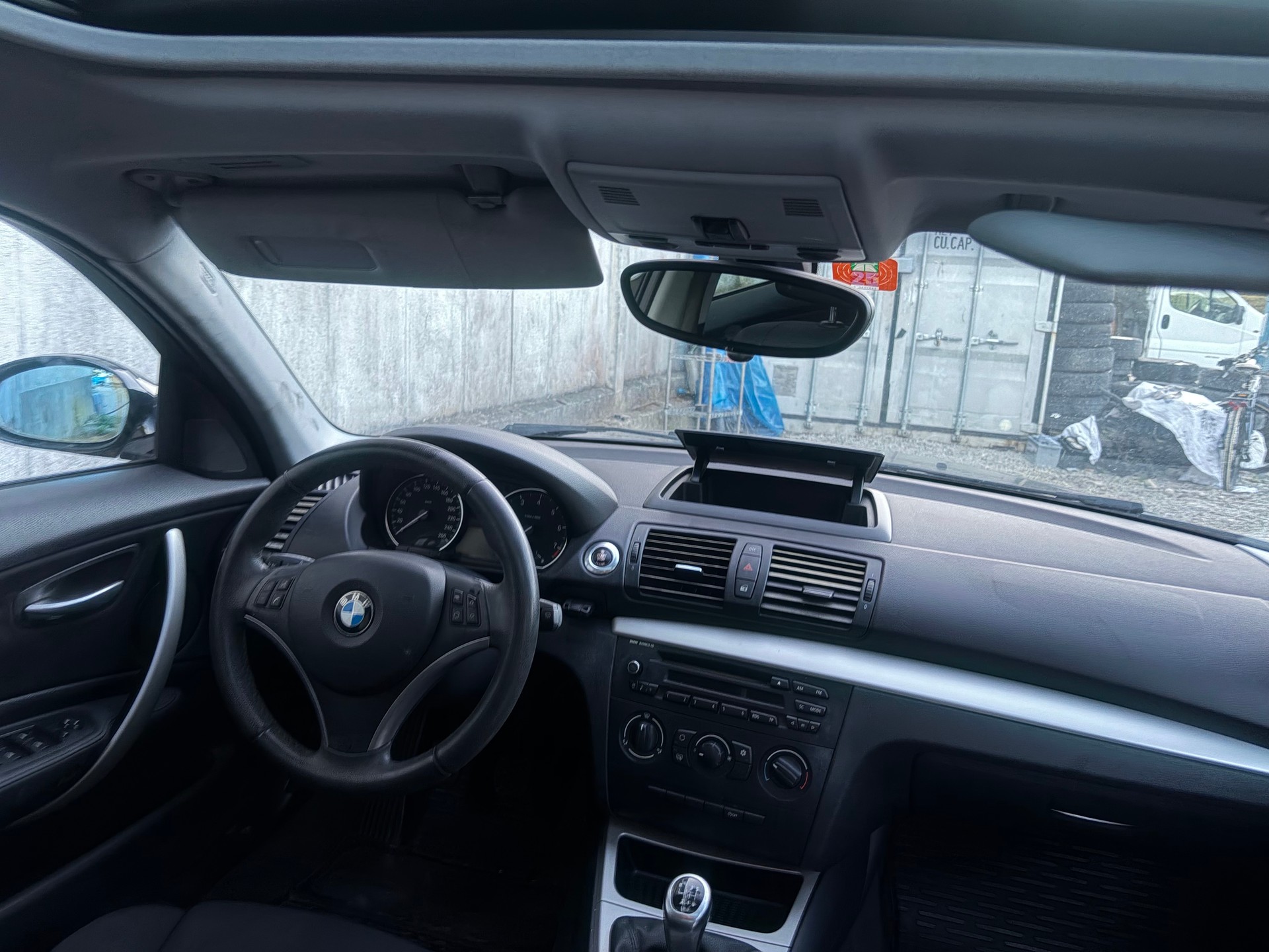 BMW 120i-image-6