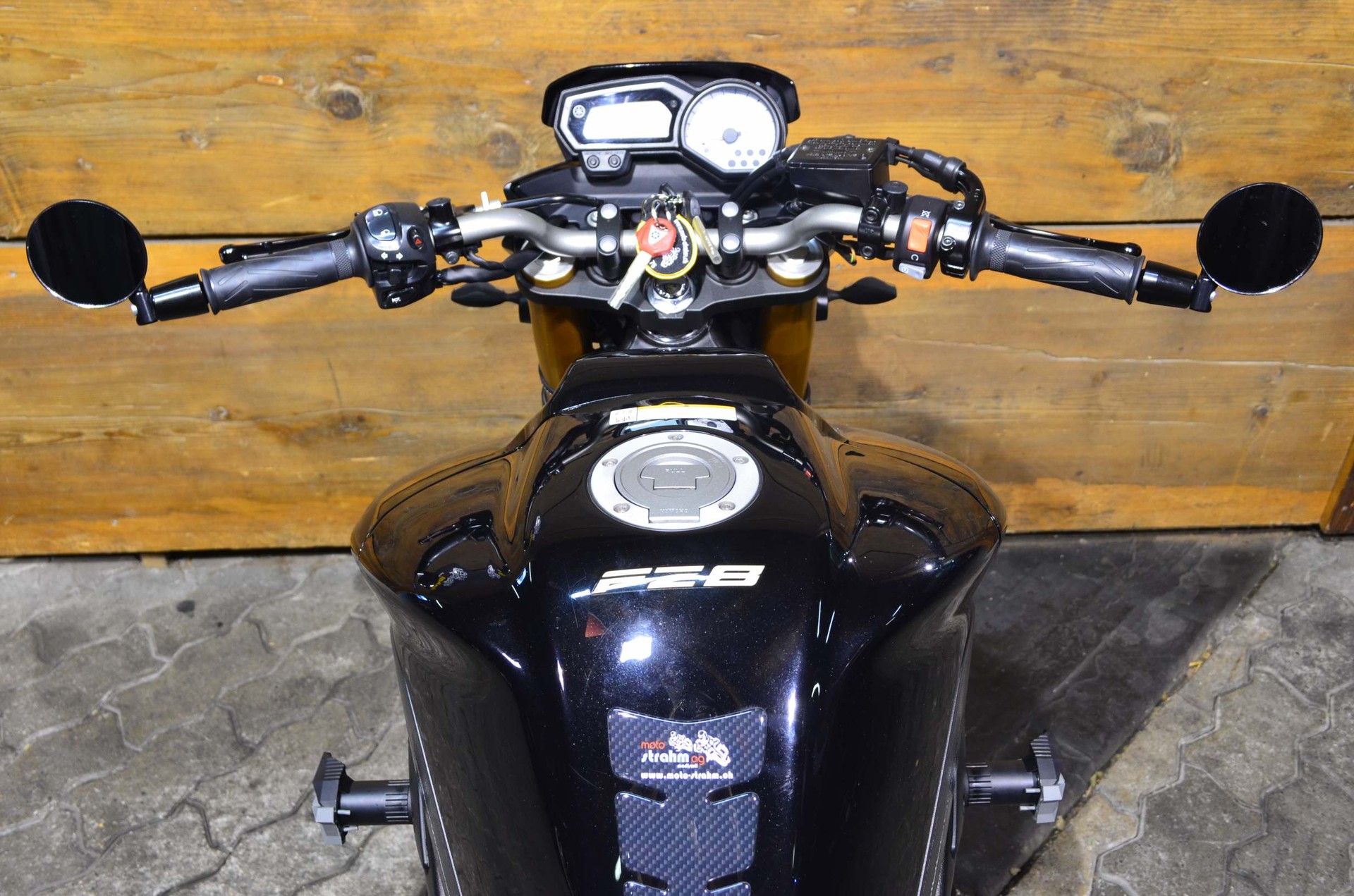 YAMAHA FZ8 N ABS-showroom-element-2