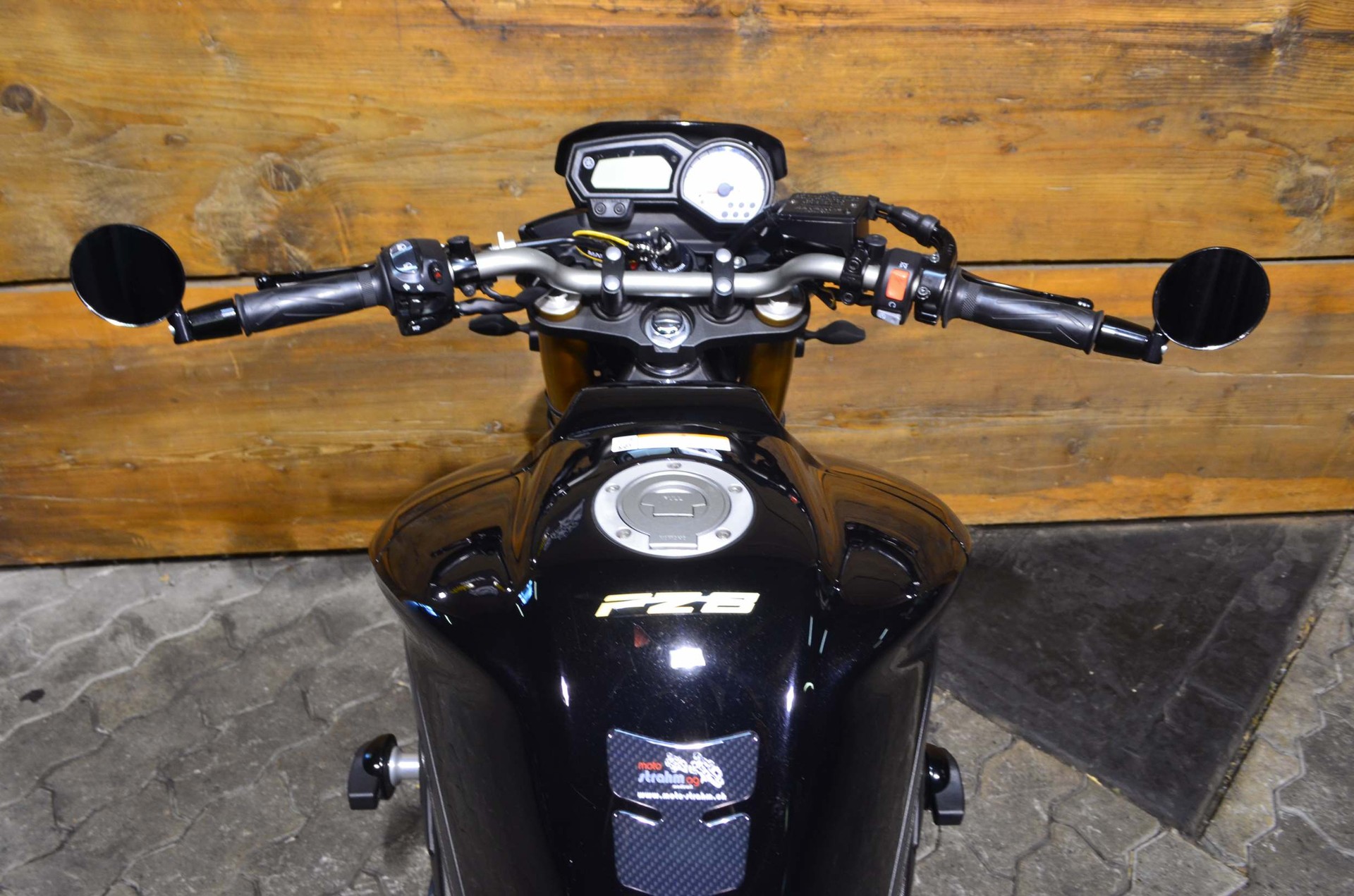 YAMAHA FZ8 N ABS-showroom-element-2