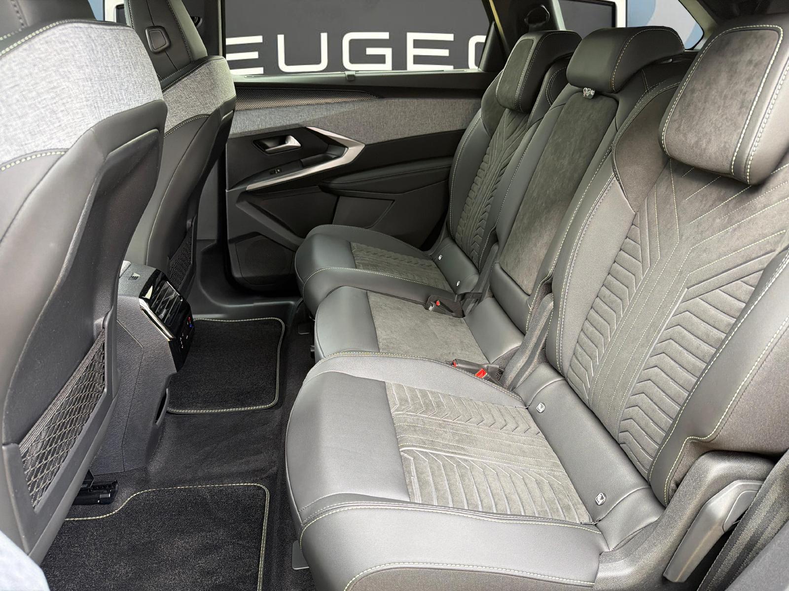 PEUGEOT 5008 1.6 PHEV 225 GT Exclusive-image-10