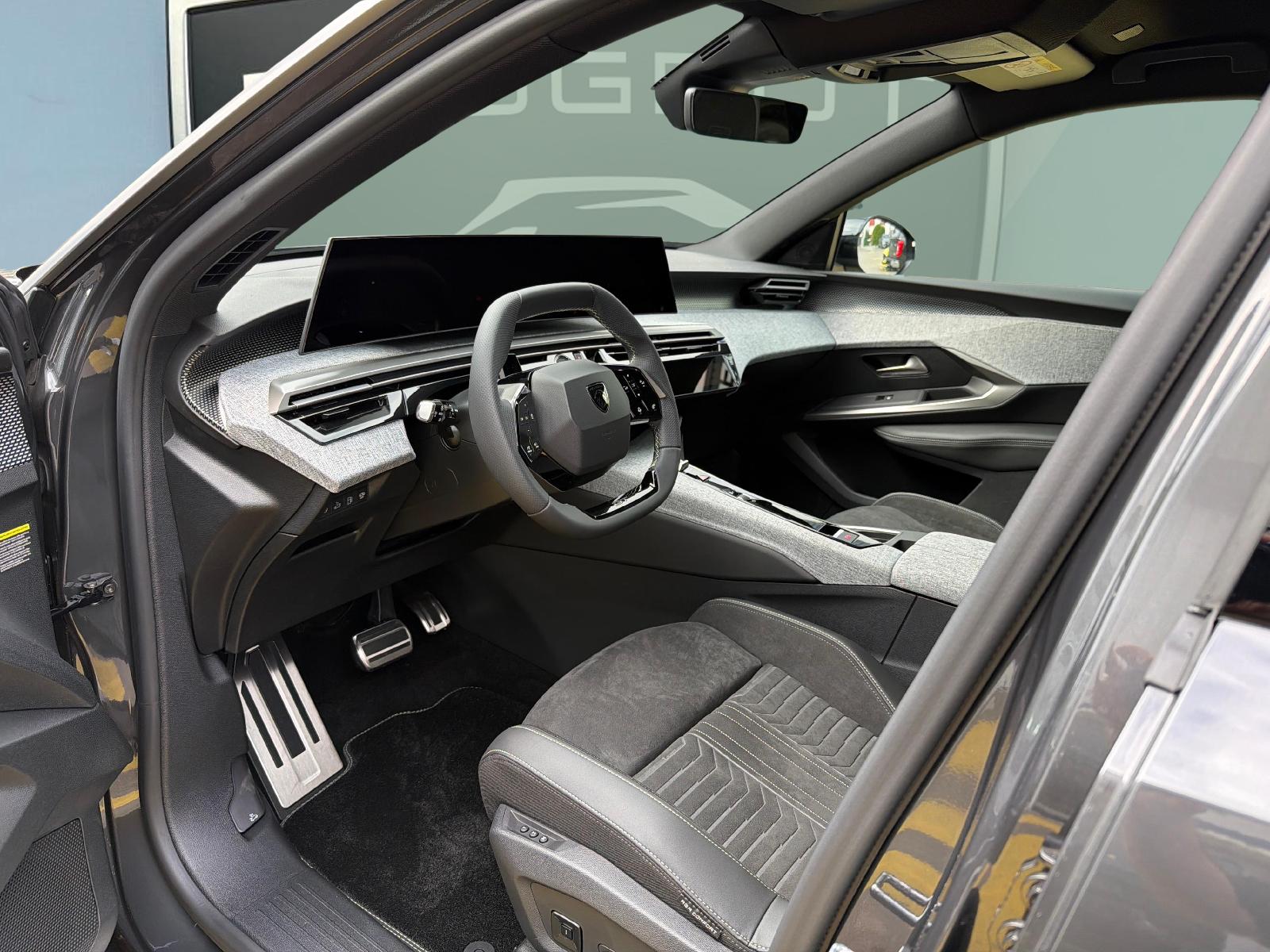 PEUGEOT 5008 1.6 PHEV 225 GT Exclusive-image-12