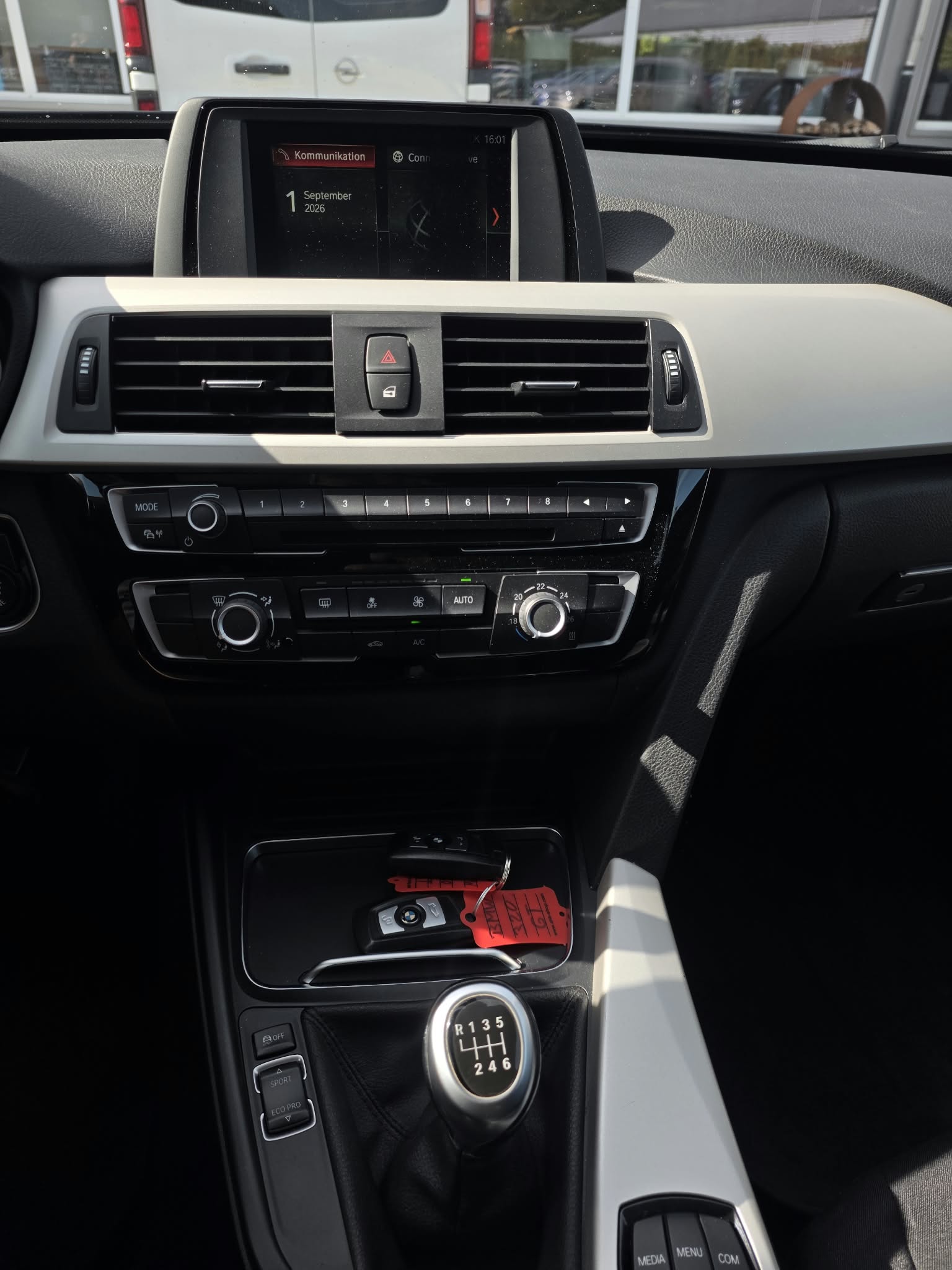 BMW 320i GT-image-6