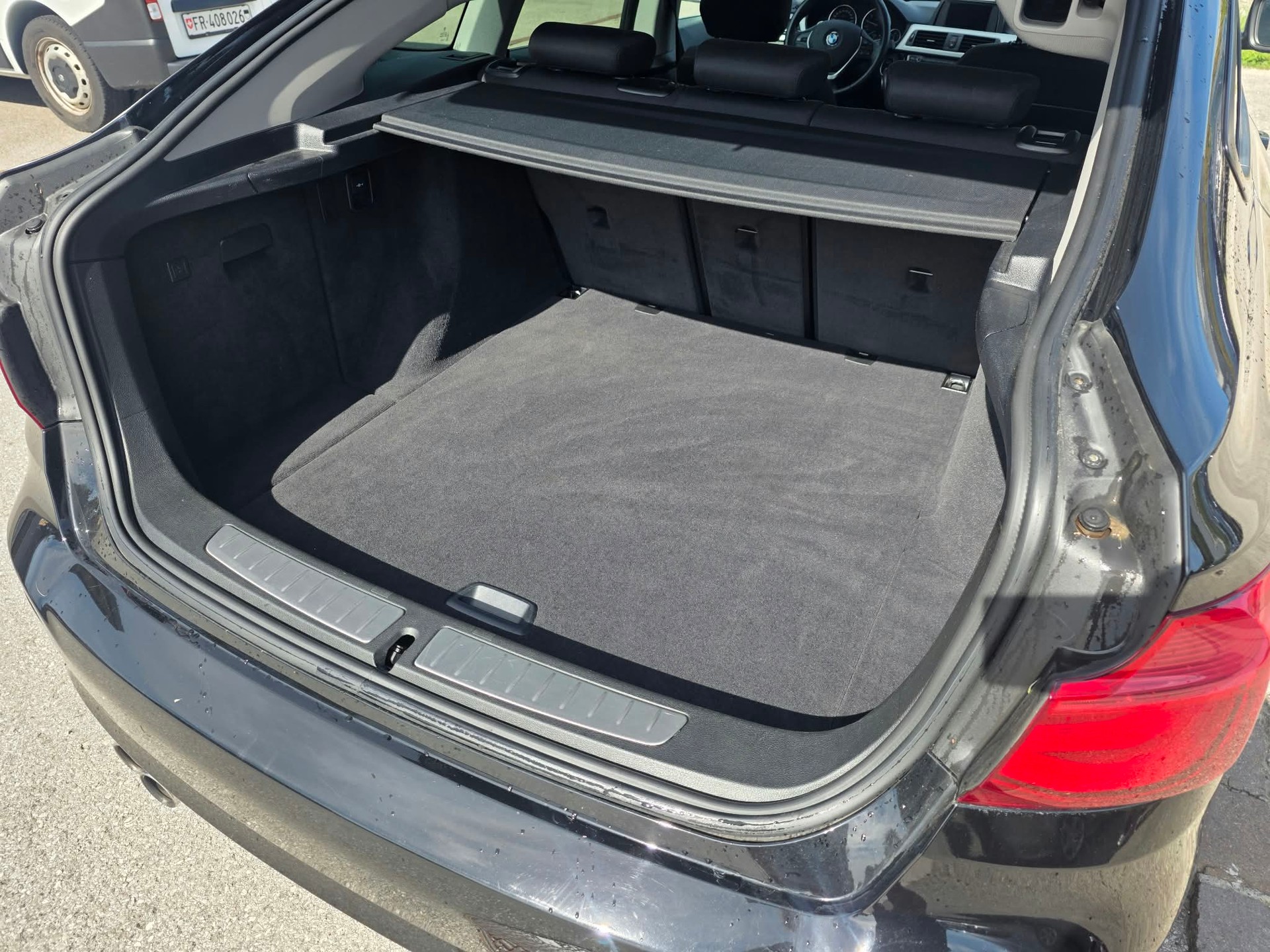 BMW 320i GT-image-8
