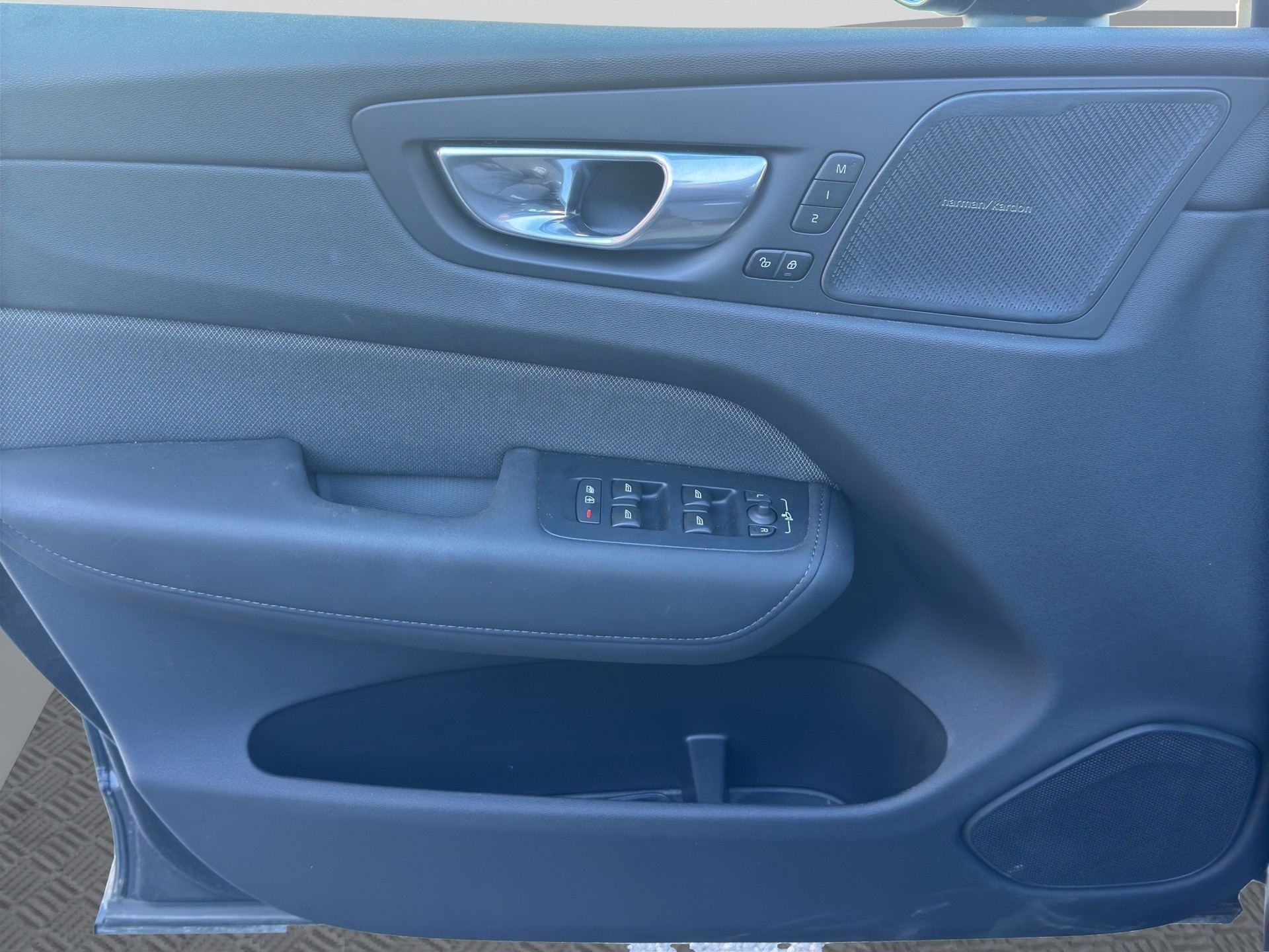 VOLVO XC60 B5 Benzin Mild Hybrid AWD Plus Black Edition-image-3