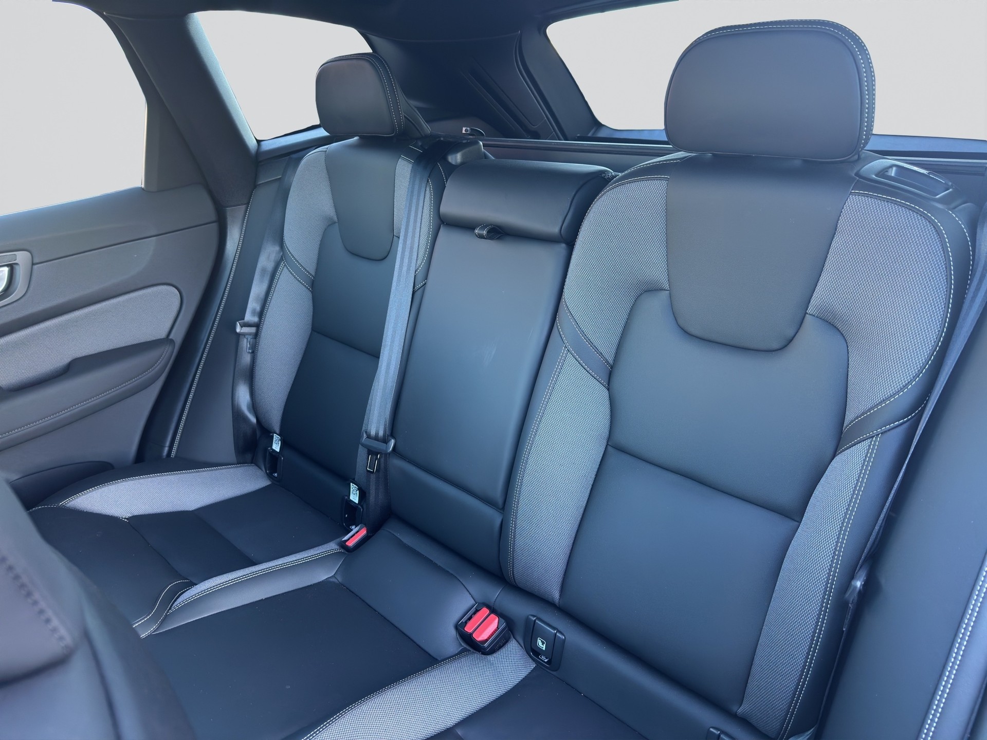 VOLVO XC60 B5 Benzin Mild Hybrid AWD Plus Black Edition-image-5