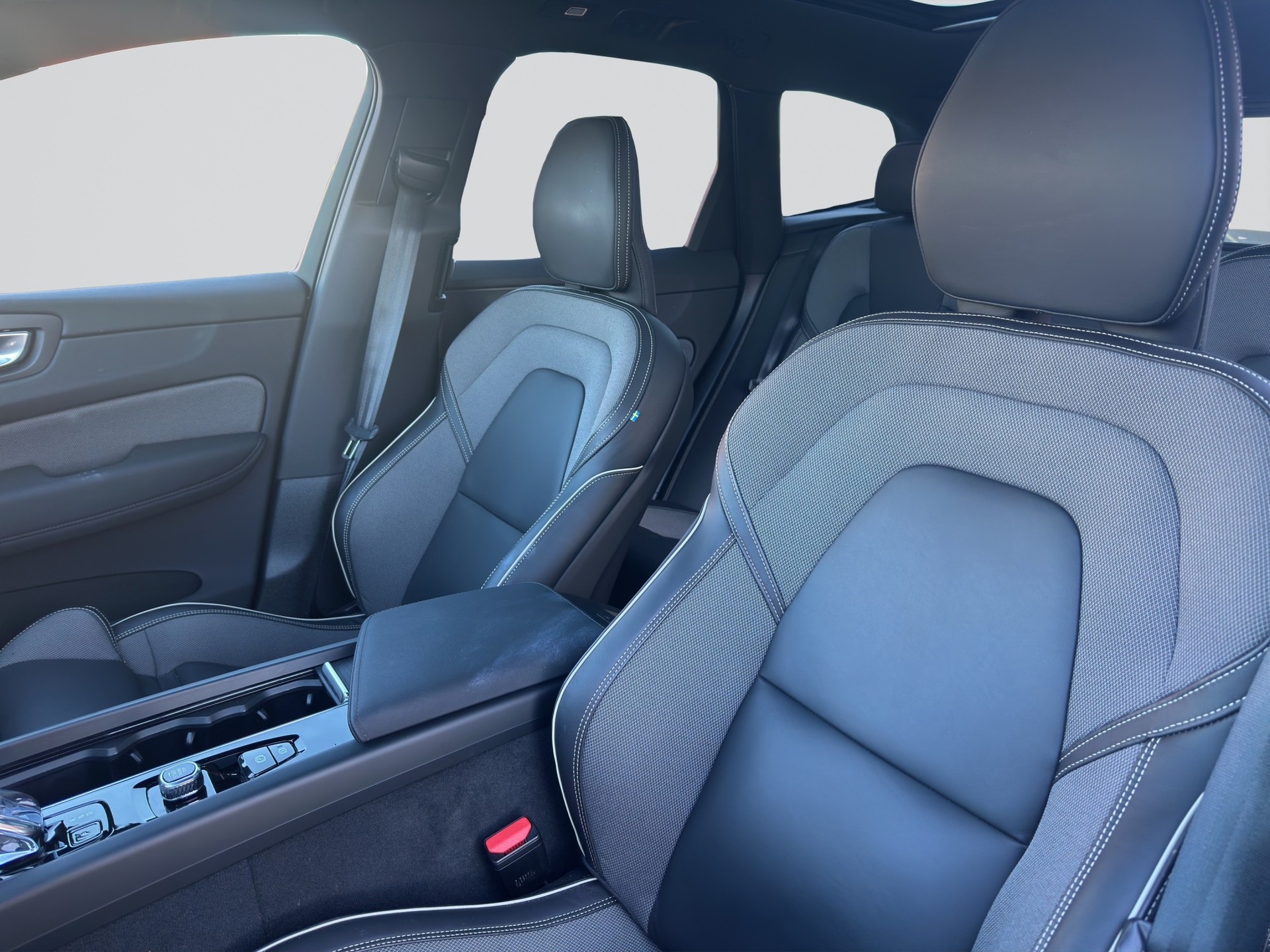 VOLVO XC60 B5 Benzin Mild Hybrid AWD Plus Black Edition-image-4
