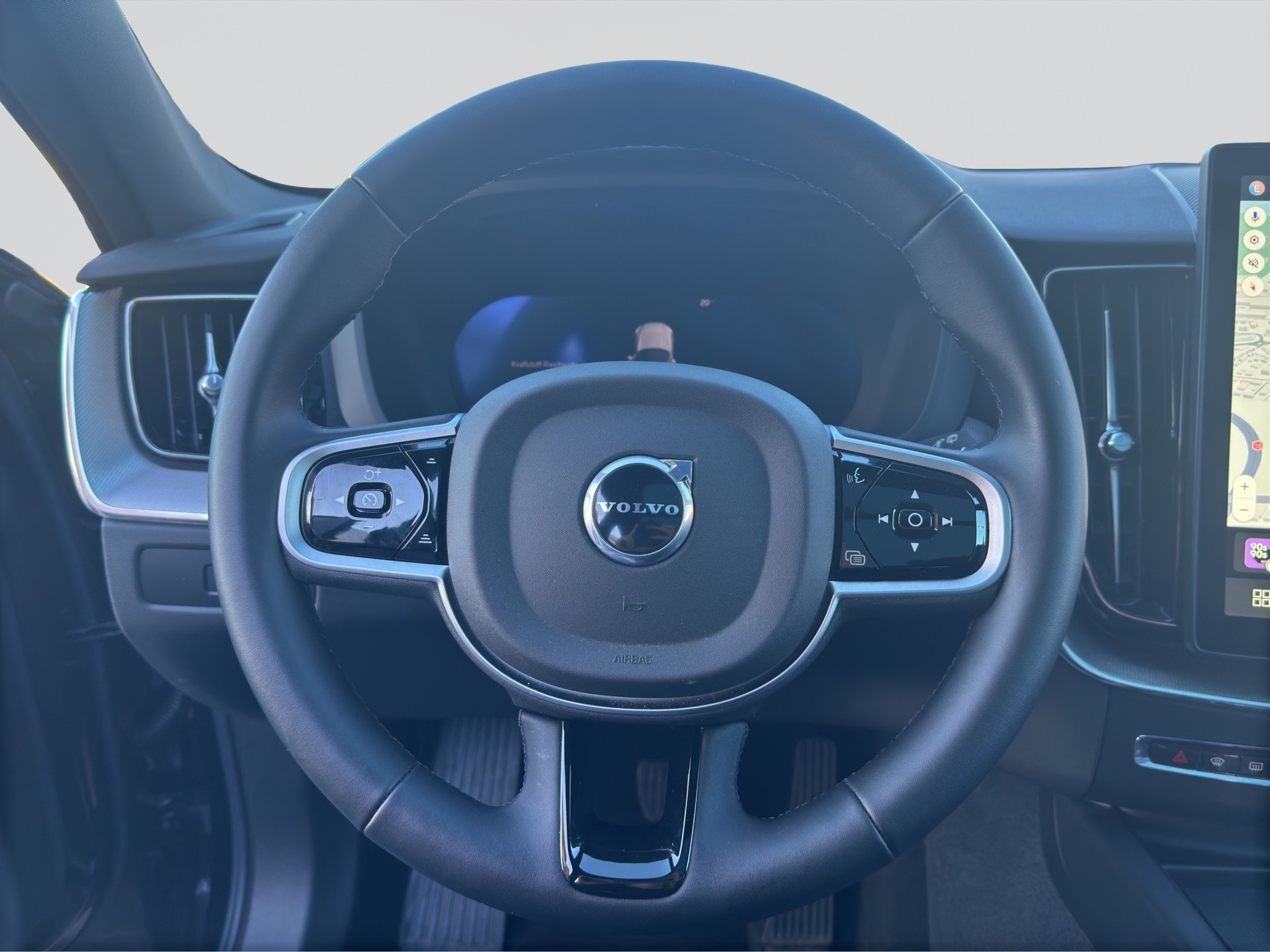 VOLVO XC60 B5 Benzin Mild Hybrid AWD Plus Black Edition-image-1