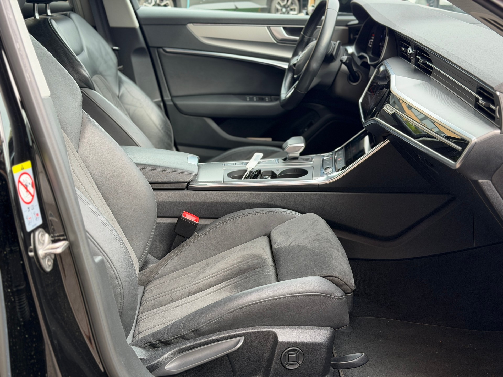 AUDI A6 Avant 40 TDI Sport Attraction quattro S-tronic-image-24