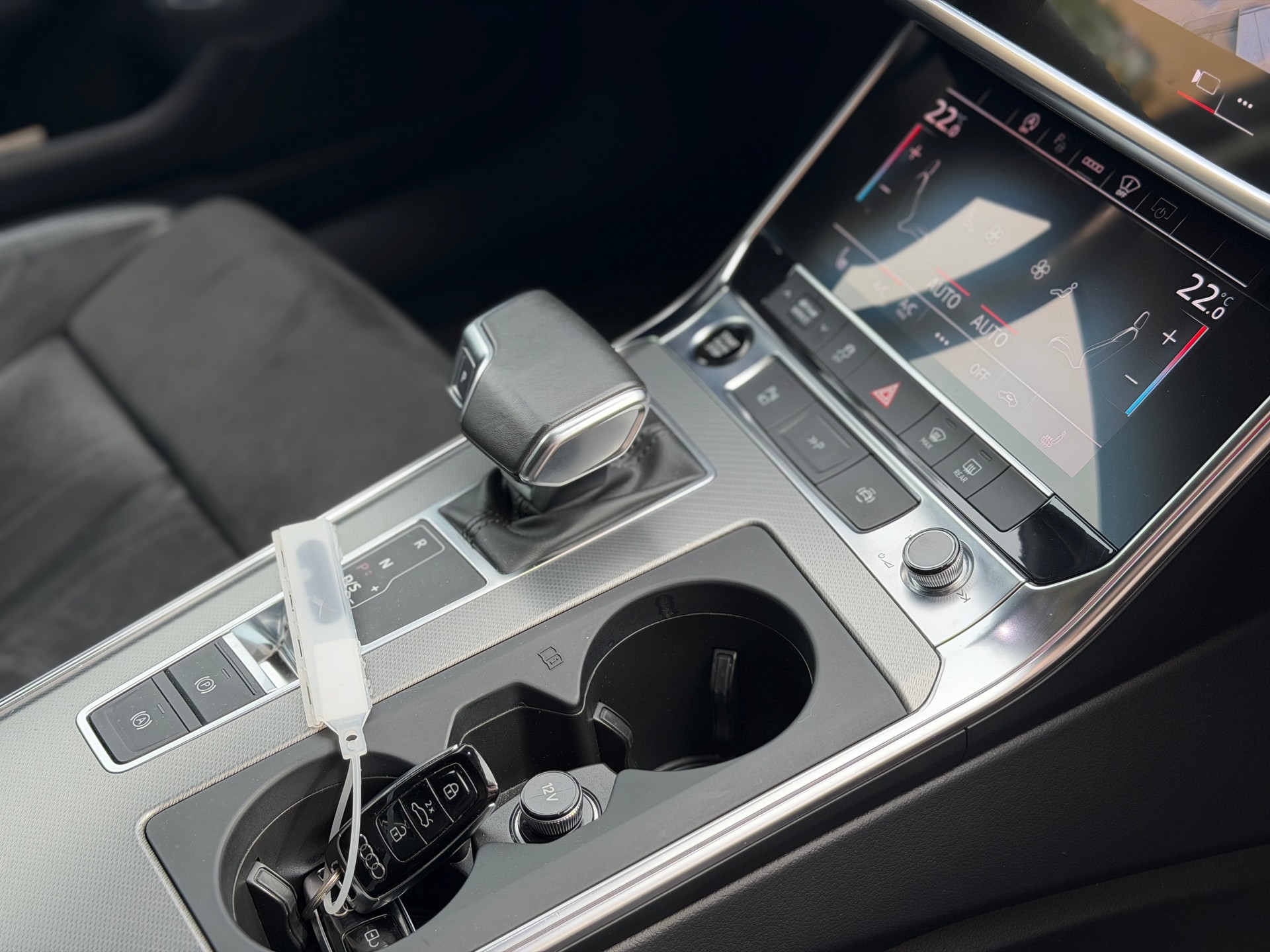 AUDI A6 Avant 40 TDI Sport Attraction quattro S-tronic-image-30