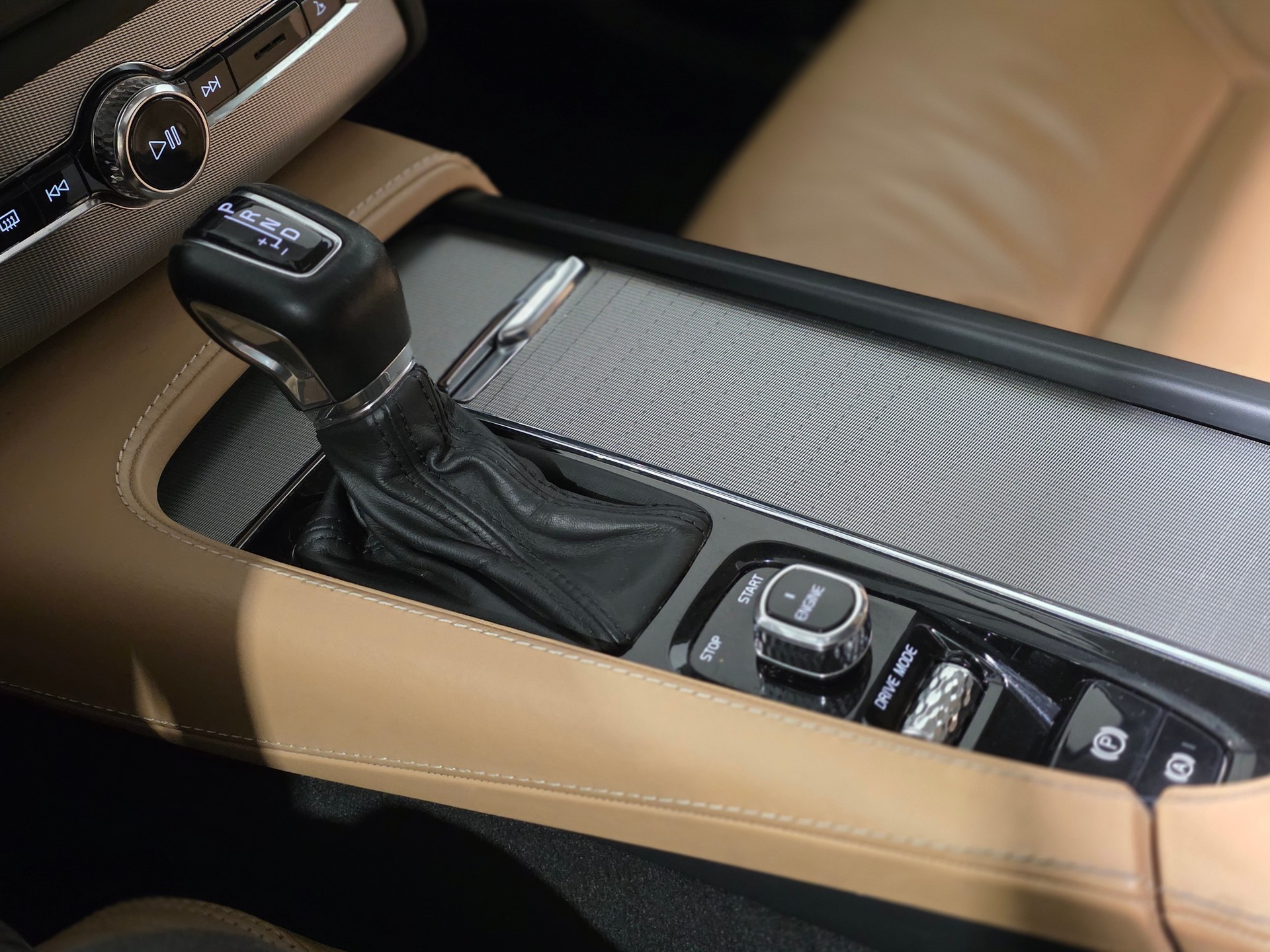 VOLVO XC90 D5 AWD Inscription Geartronic-image-14