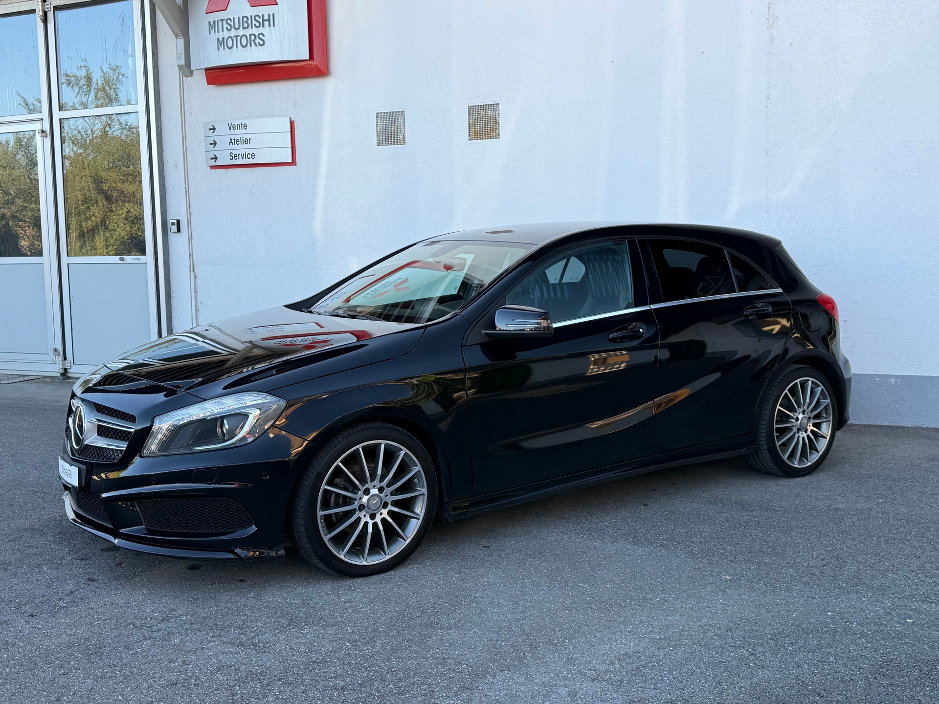 MERCEDES-BENZ A 200 AMG Line 7G-DCT-image-4