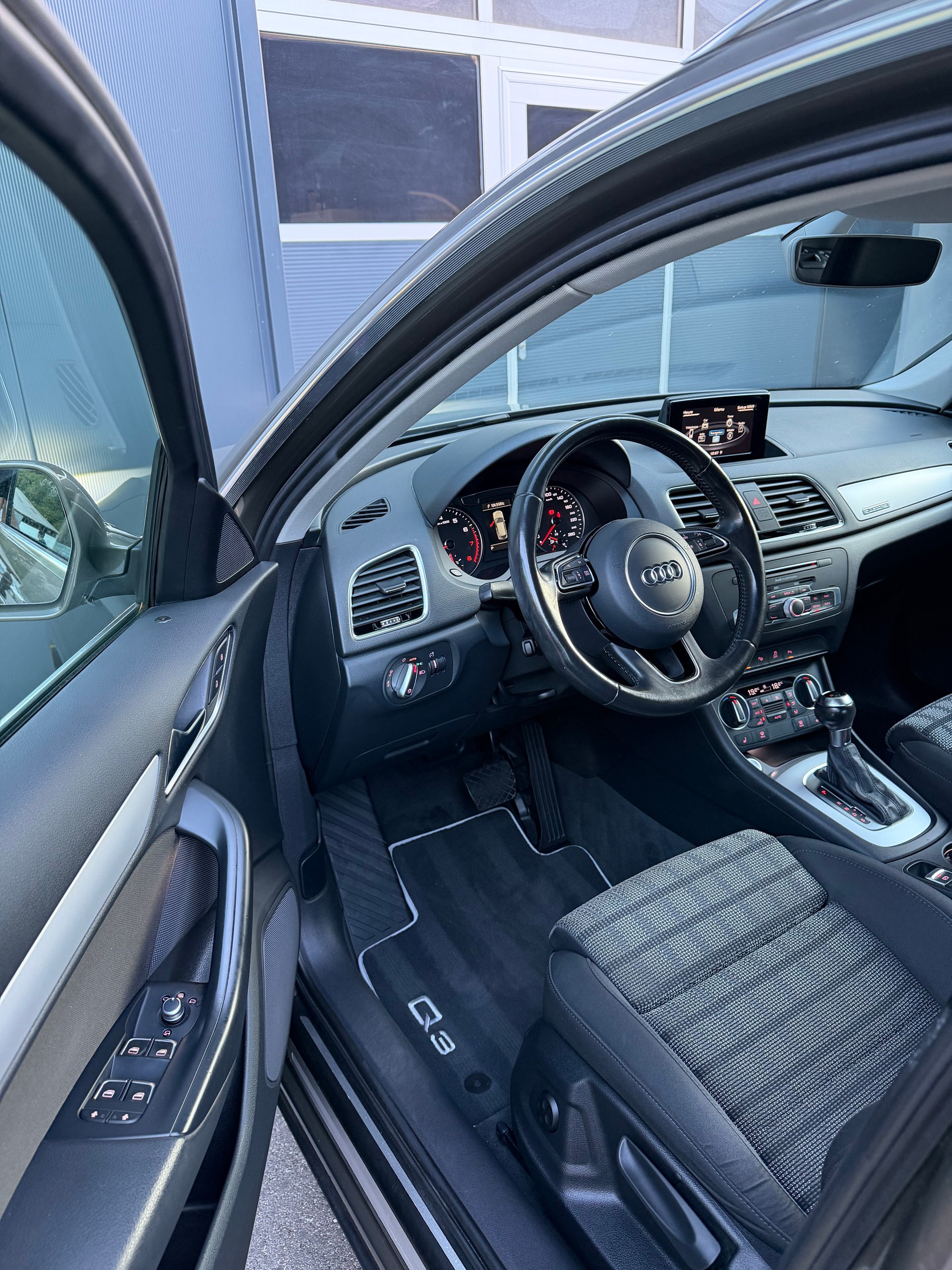 AUDI Q3 2.0 TFSI sport quattro S-tronic-image-12