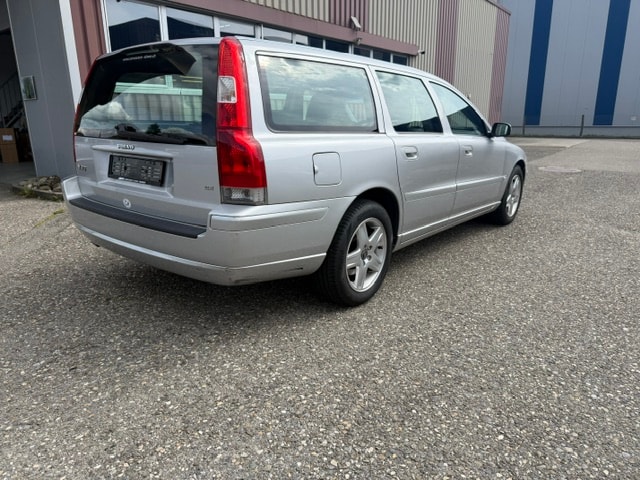 VOLVO V70-image-1