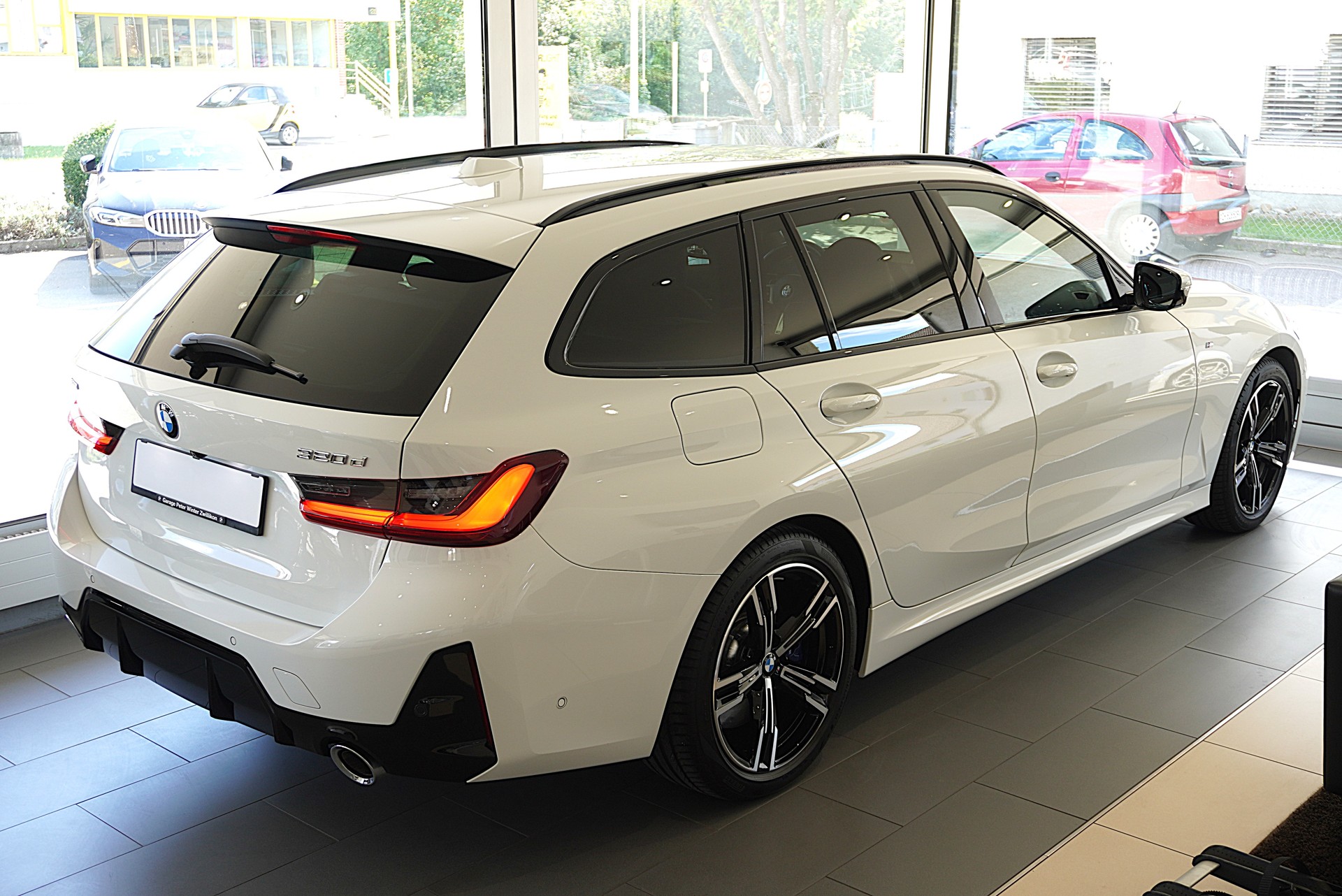 BMW 320d xDrive 48V Touring Steptronic M Sport-image-4
