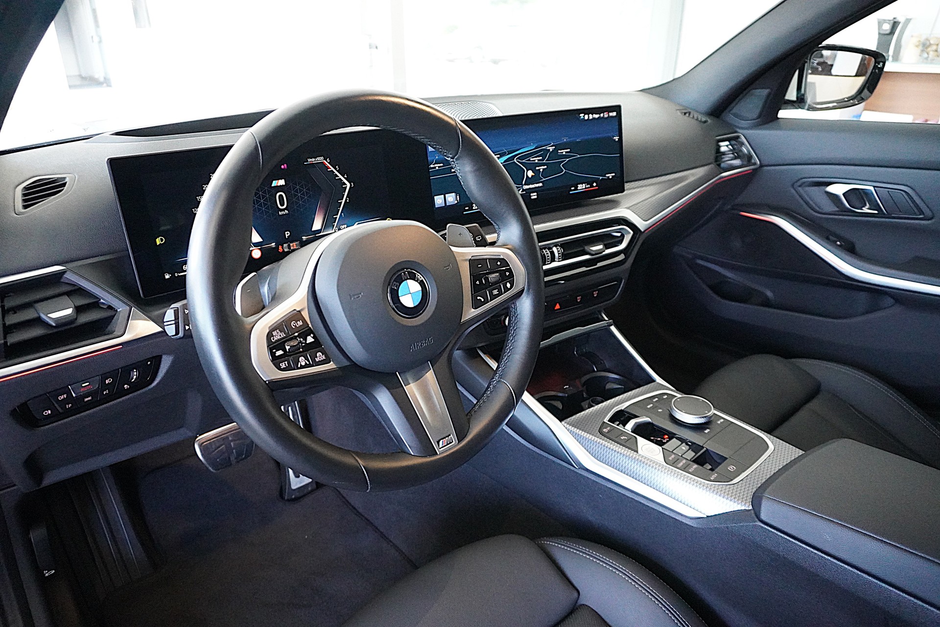 BMW 320d xDrive 48V Touring Steptronic M Sport-image-12