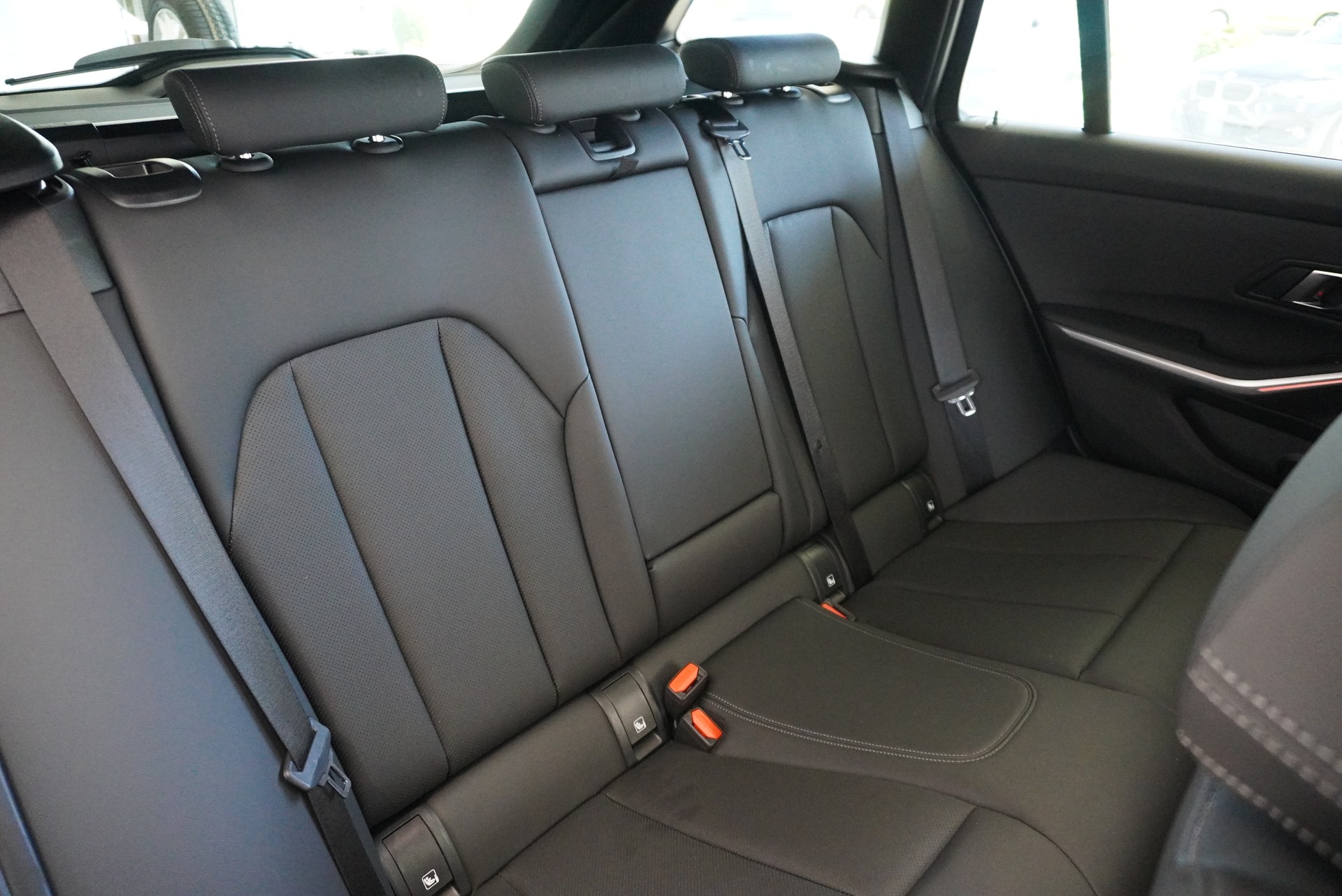 BMW 320d xDrive 48V Touring Steptronic M Sport-image-14