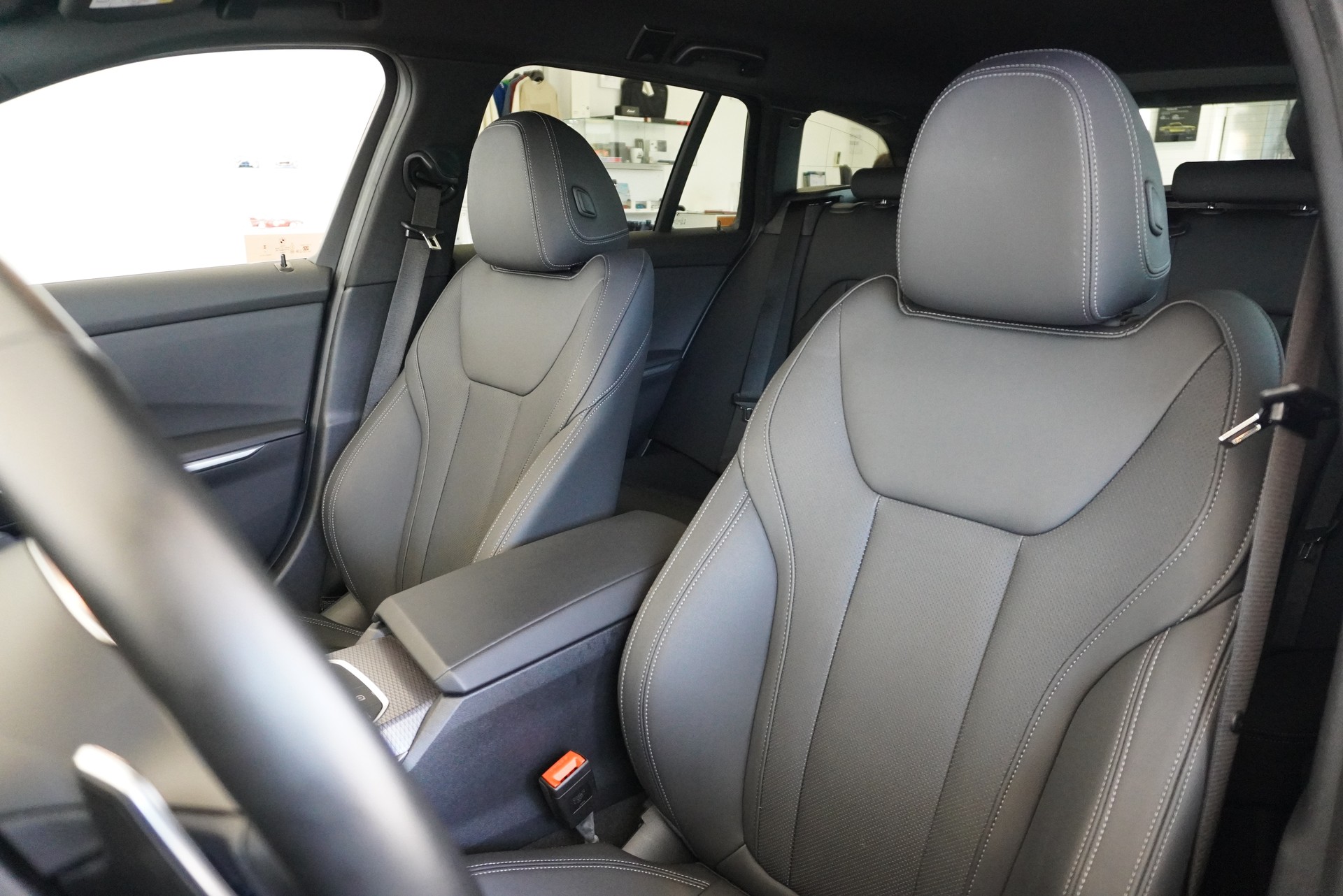 BMW 320d xDrive 48V Touring Steptronic M Sport-image-13