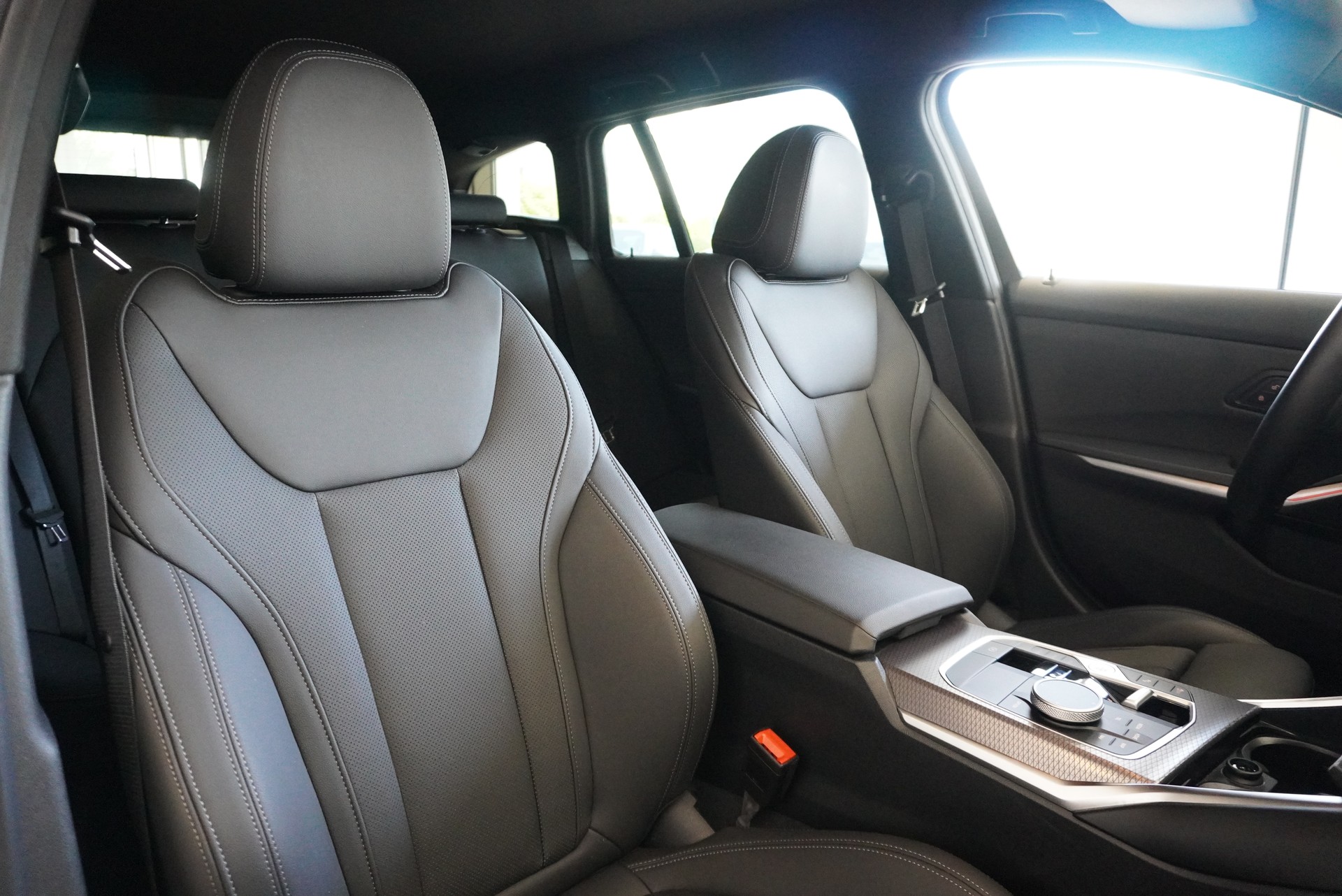 BMW 320d xDrive 48V Touring Steptronic M Sport-image-8
