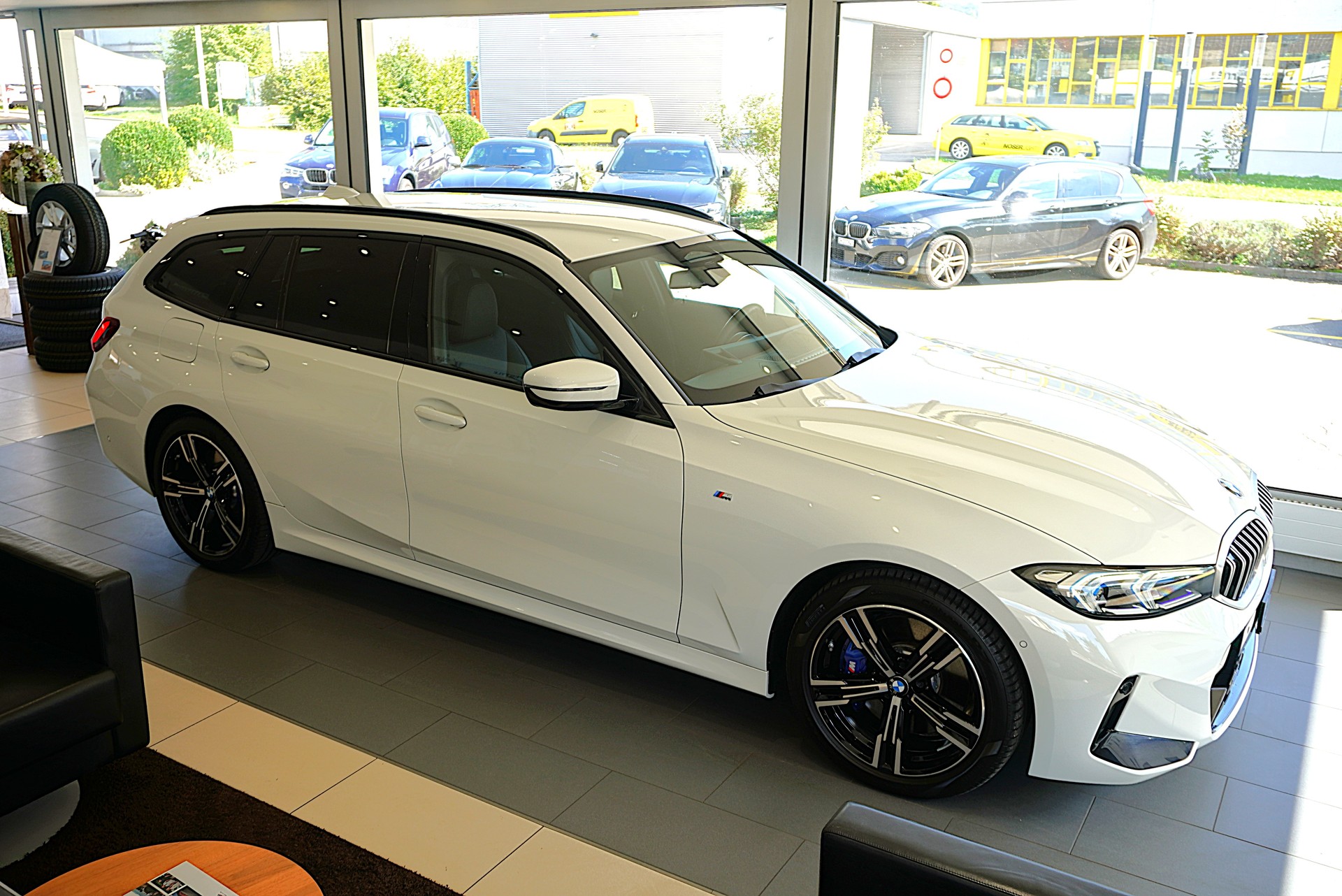 BMW 320d xDrive 48V Touring Steptronic M Sport-image-2
