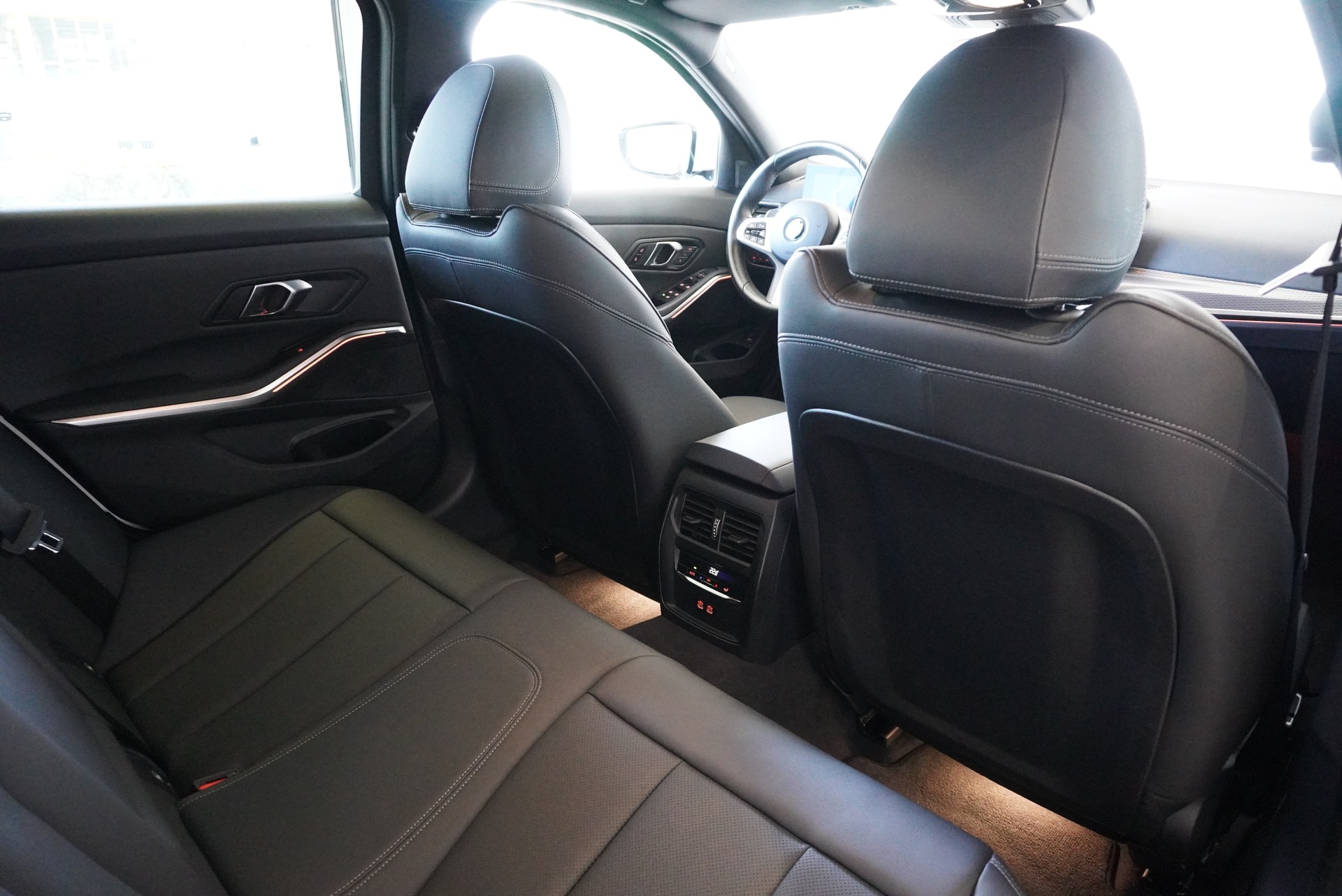 BMW 320d xDrive 48V Touring Steptronic M Sport-image-16