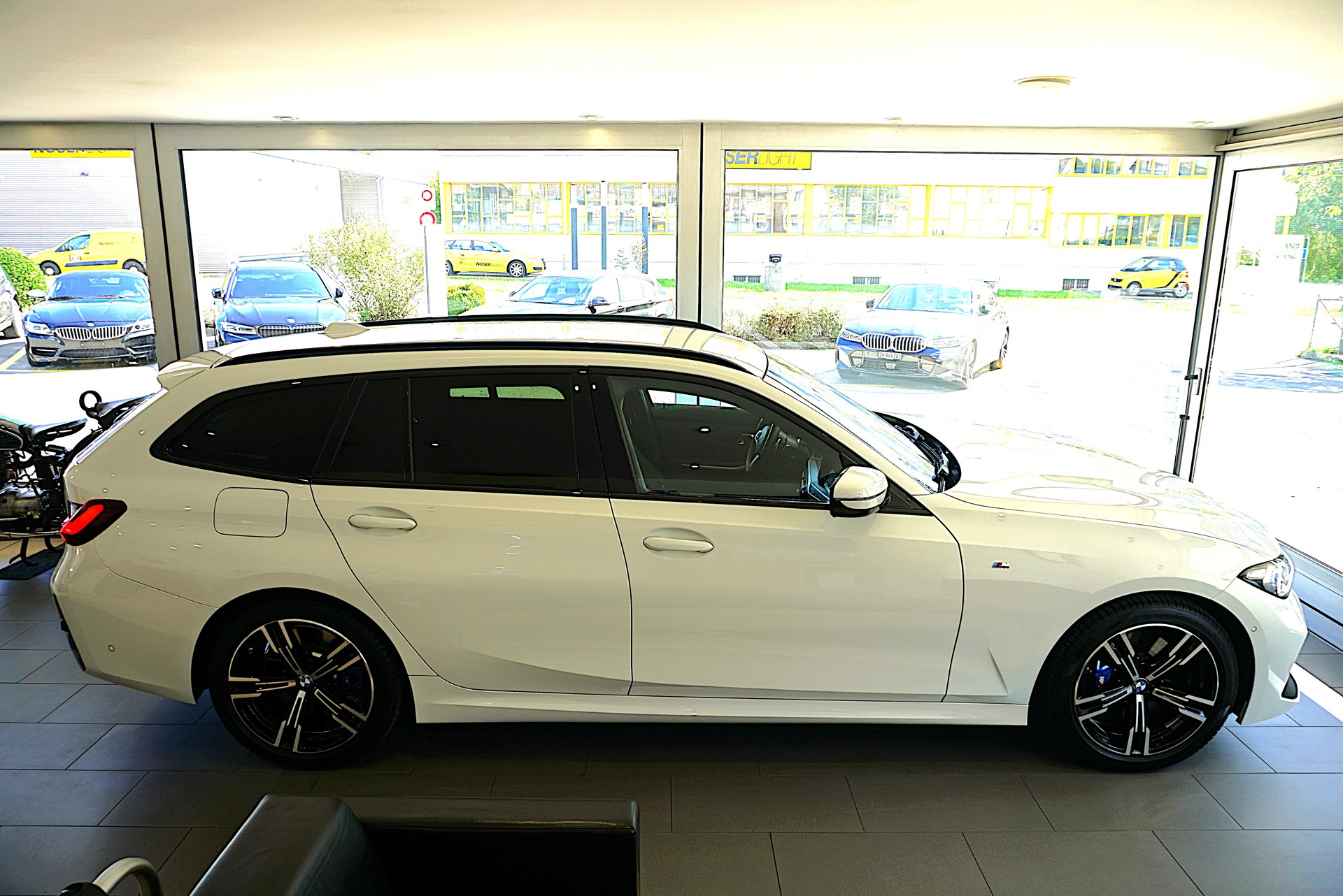 BMW 320d xDrive 48V Touring Steptronic M Sport-image-3