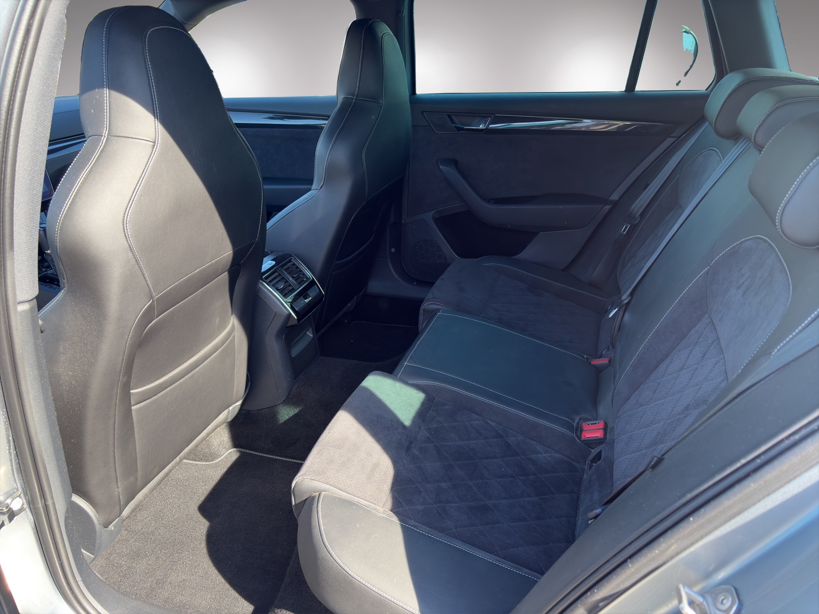 SKODA Superb Combi 2.0 TSI SportLine+ 4x4 DSG-image-6