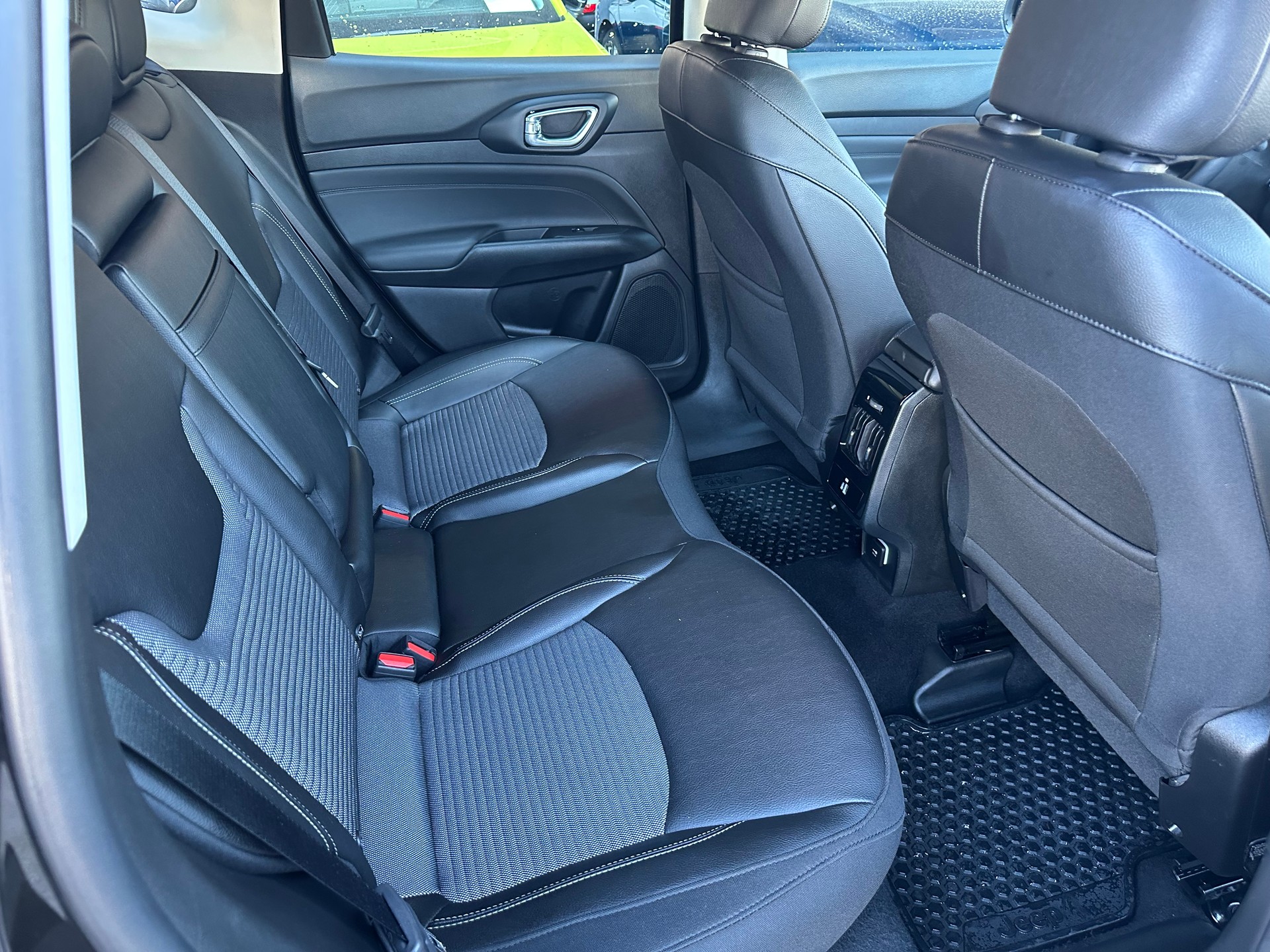 JEEP Compass 4x2 1.5 T MHEV Swiss Altitude-image-11