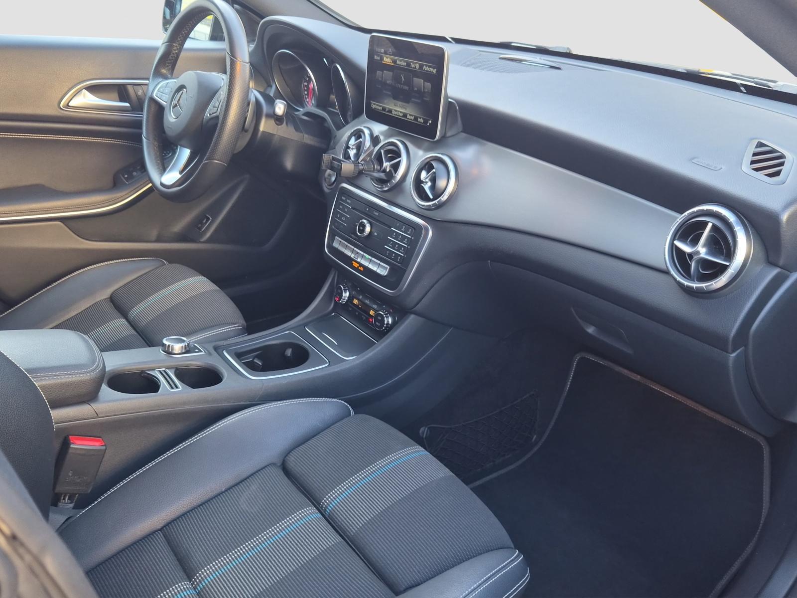MERCEDES-BENZ CLA 200 Night Star Shooting Brake-image-16