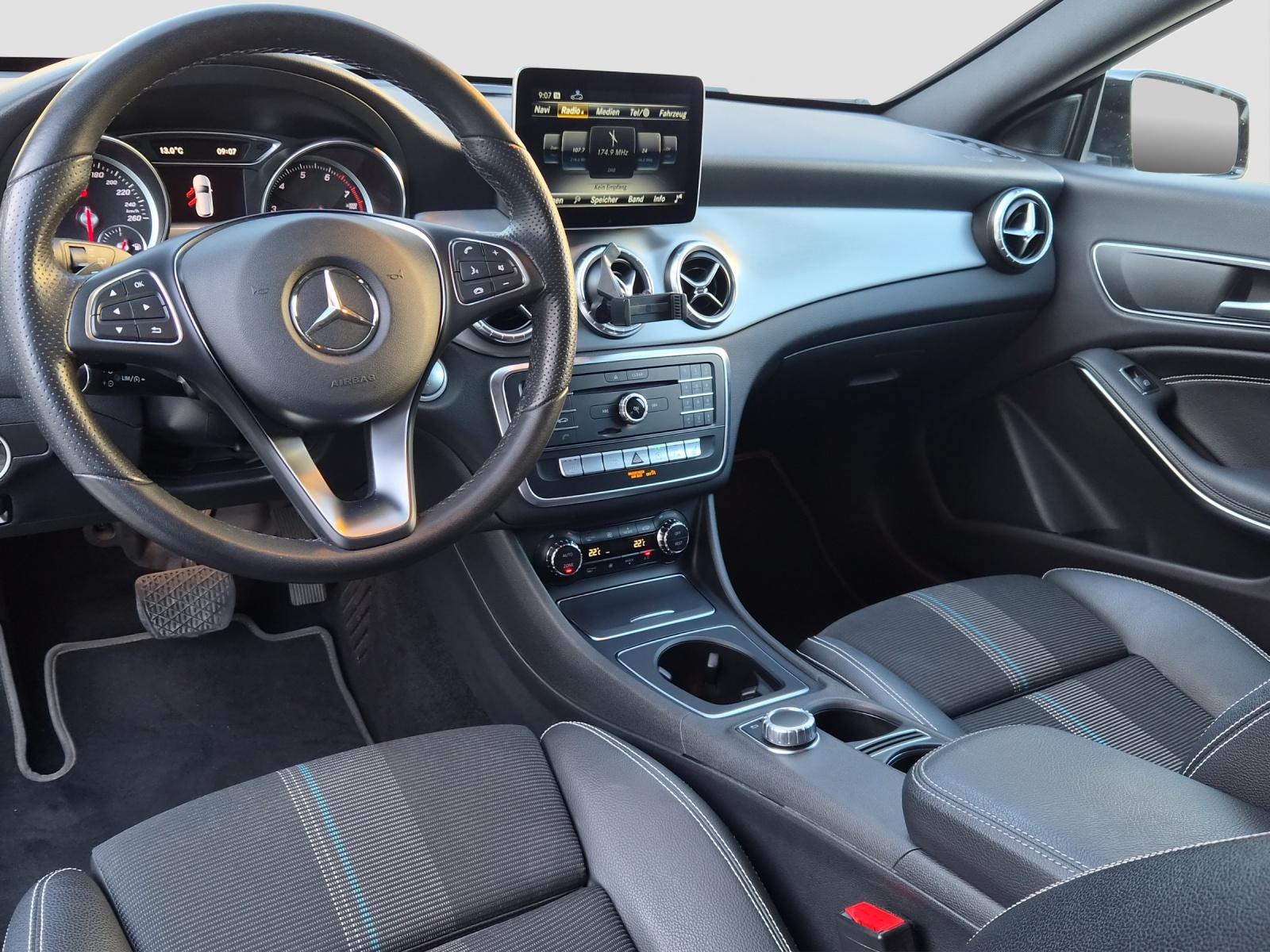 MERCEDES-BENZ CLA 200 Night Star Shooting Brake-image-12