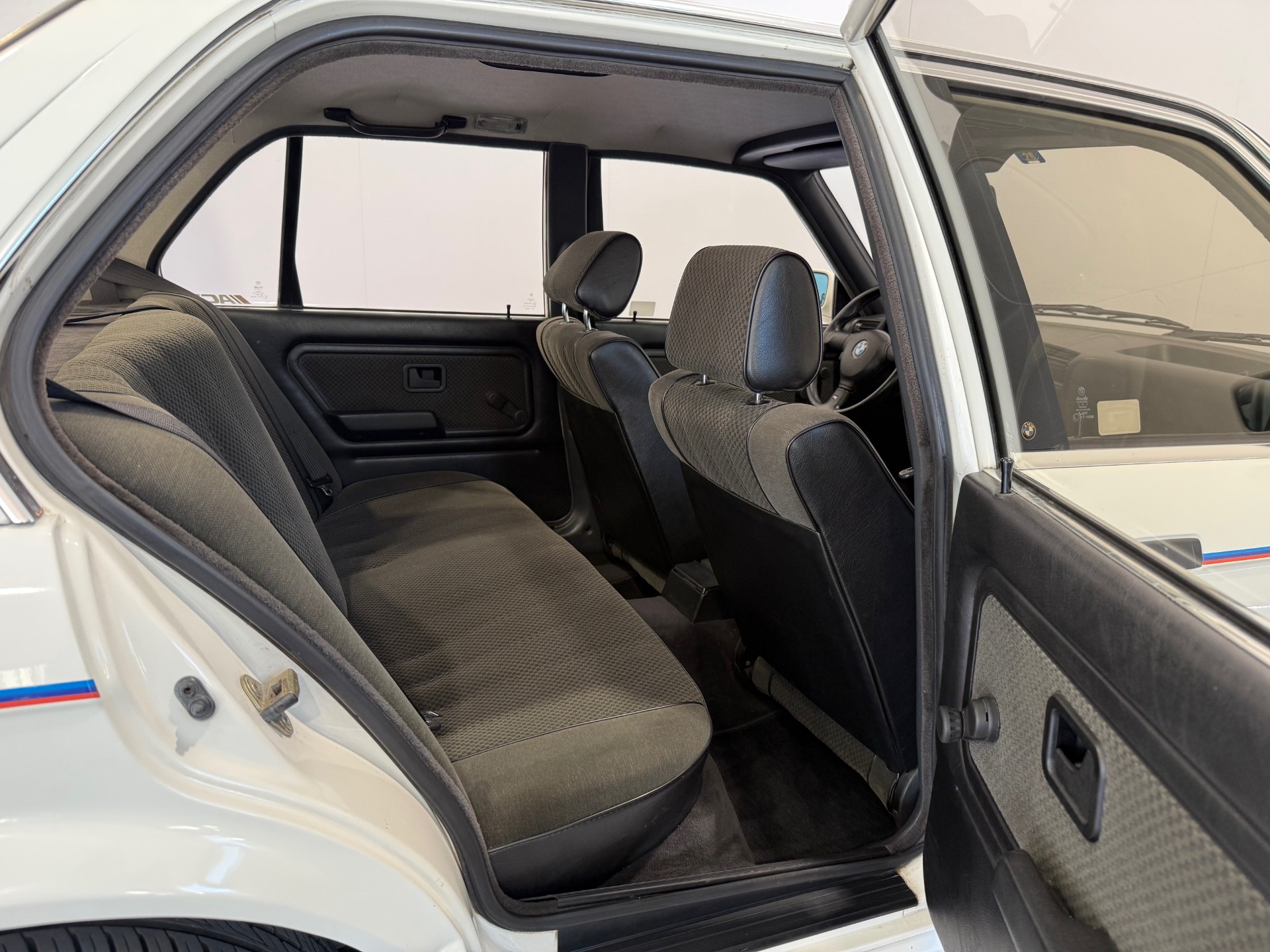 BMW 323i MTechnic Limousine-image-9