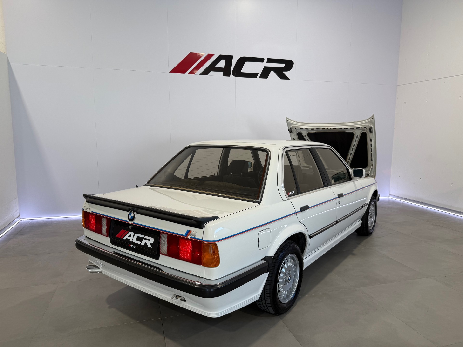 BMW 323i MTechnic Limousine-image-4