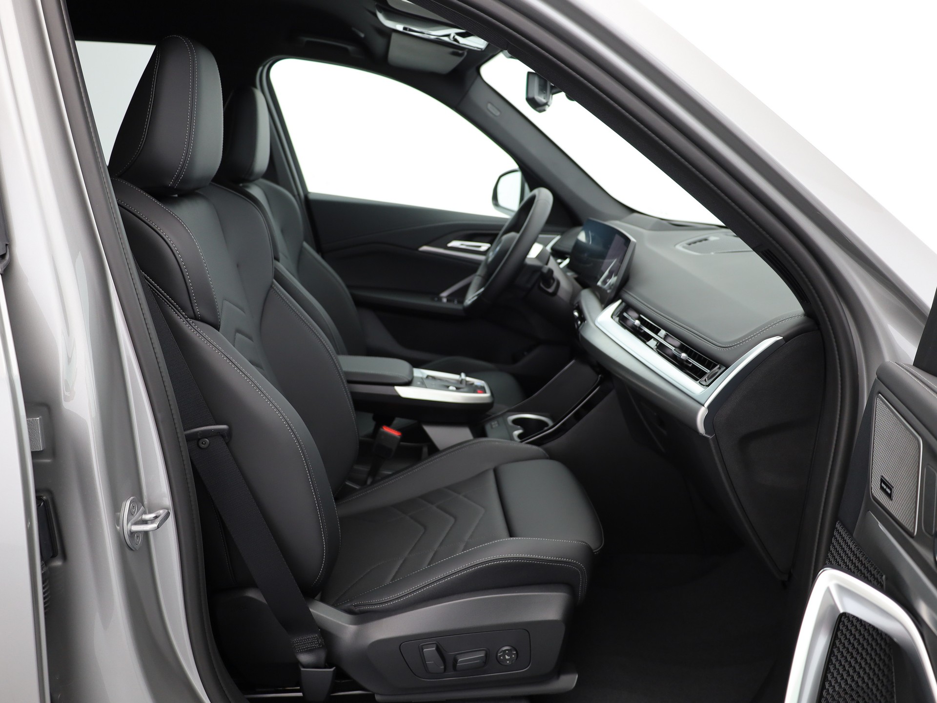 BMW iX1 eDrive 20 M Sport-image-14