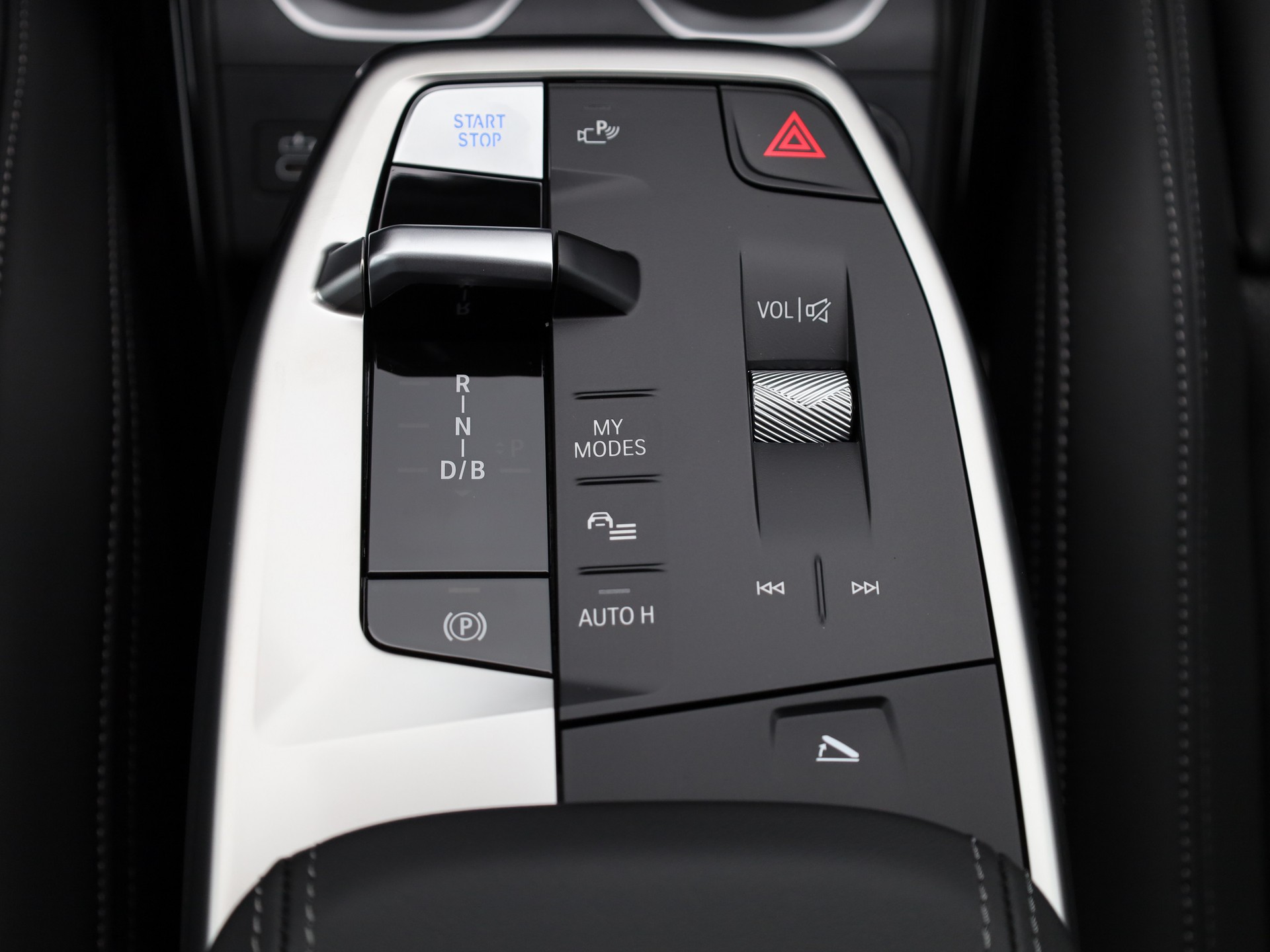 BMW iX1 eDrive 20 M Sport-image-16