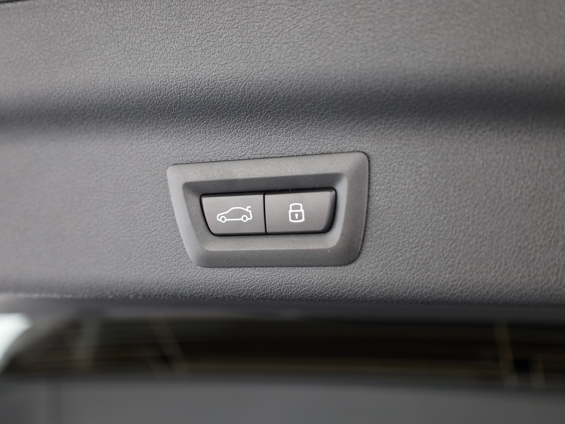 BMW iX1 eDrive 20 M Sport-image-7