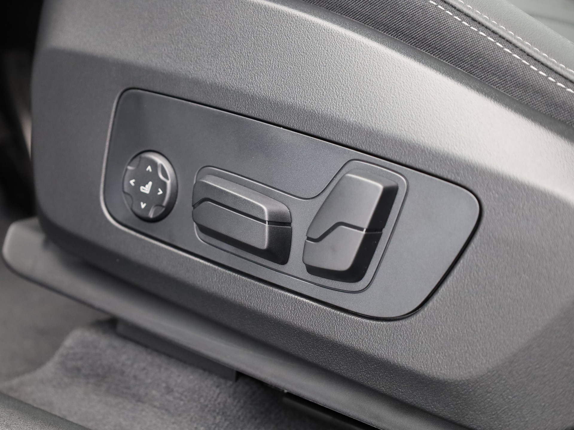 BMW iX1 eDrive 20 M Sport-image-12