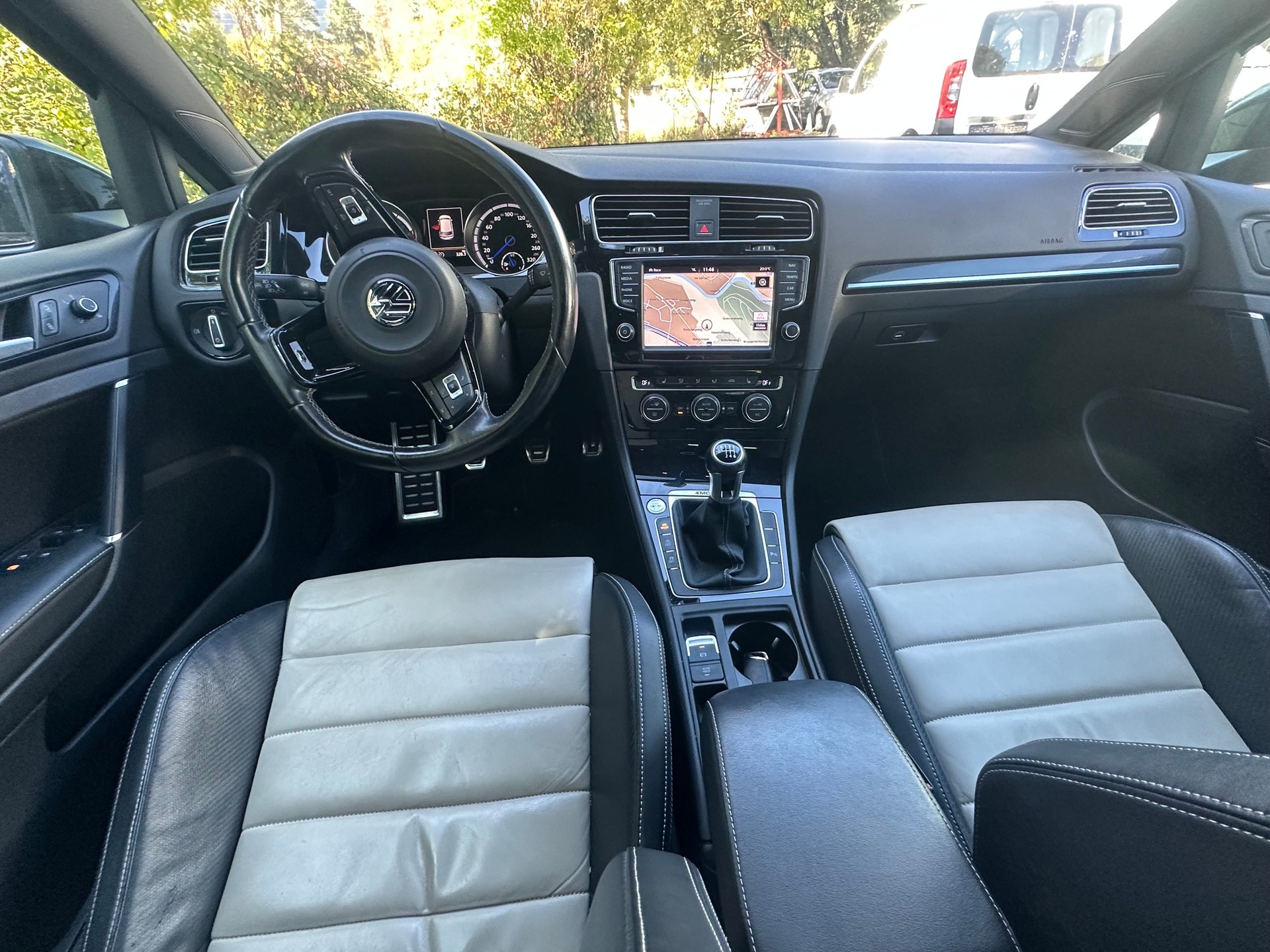 VW Golf 2.0 TSI R 4Motion-image-11