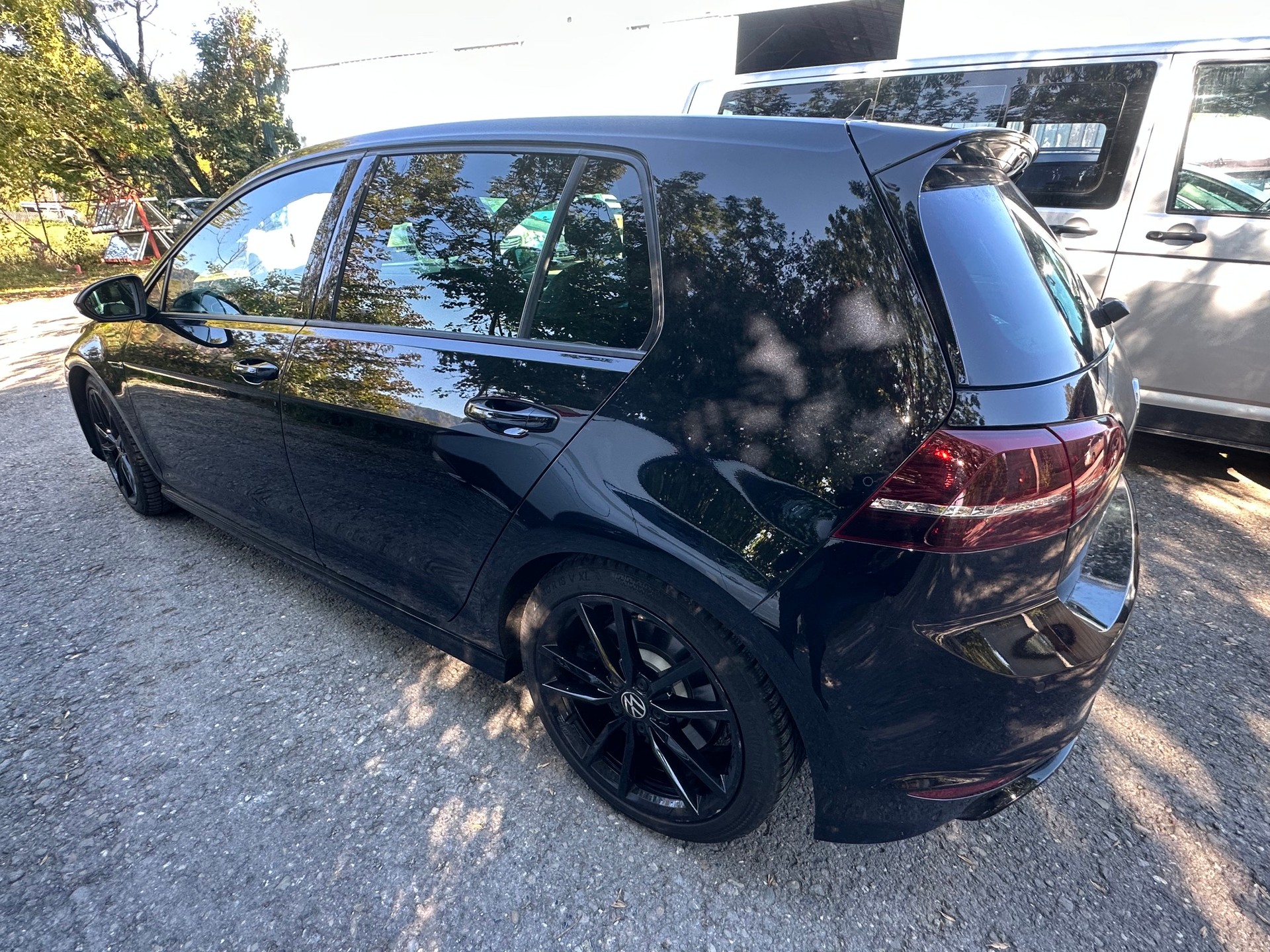 VW Golf 2.0 TSI R 4Motion-image-3