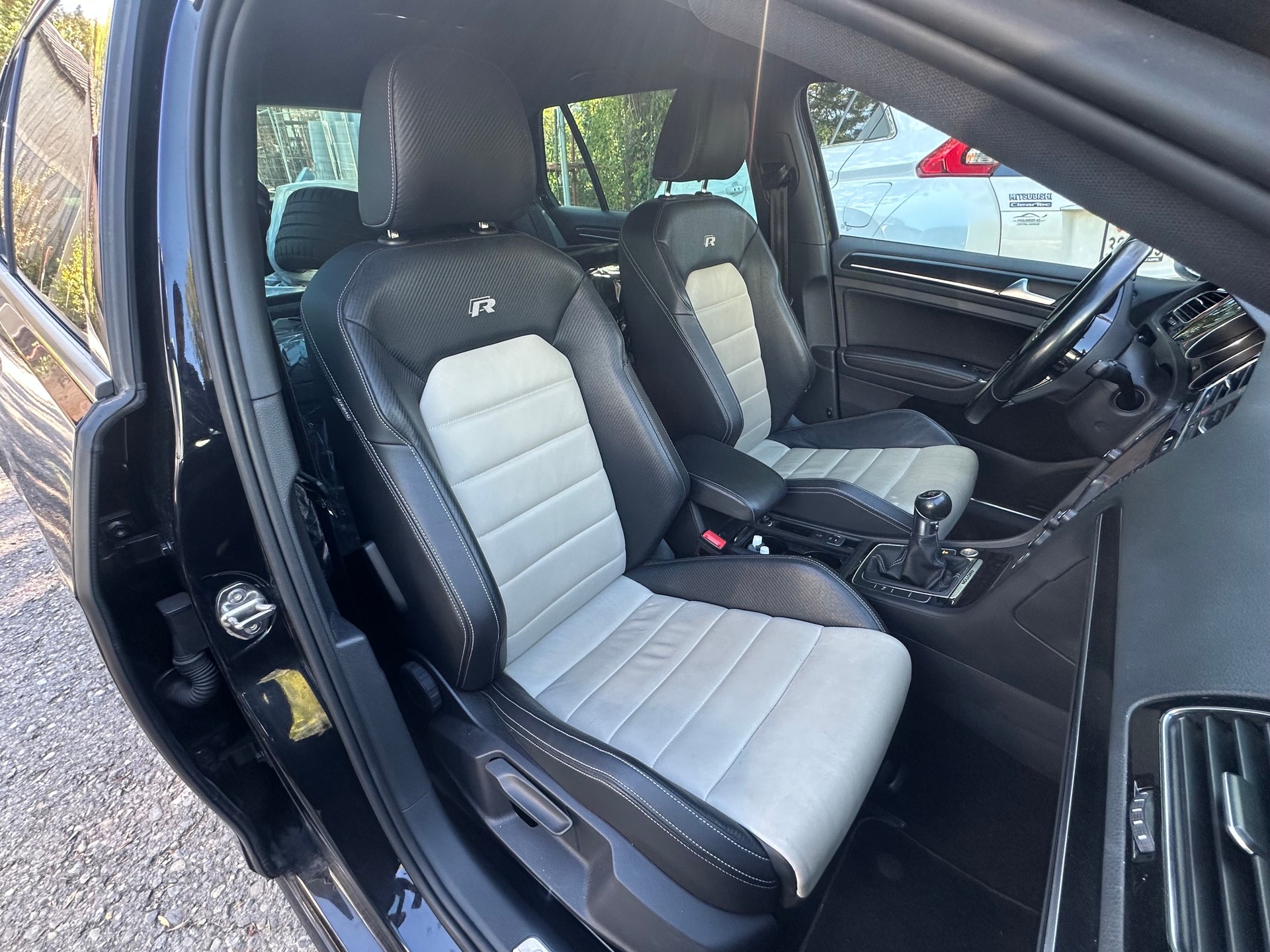 VW Golf 2.0 TSI R 4Motion-image-9