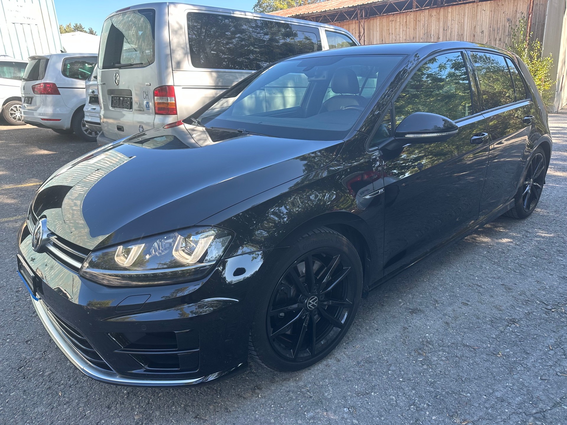 VW Golf 2.0 TSI R 4Motion-image-1