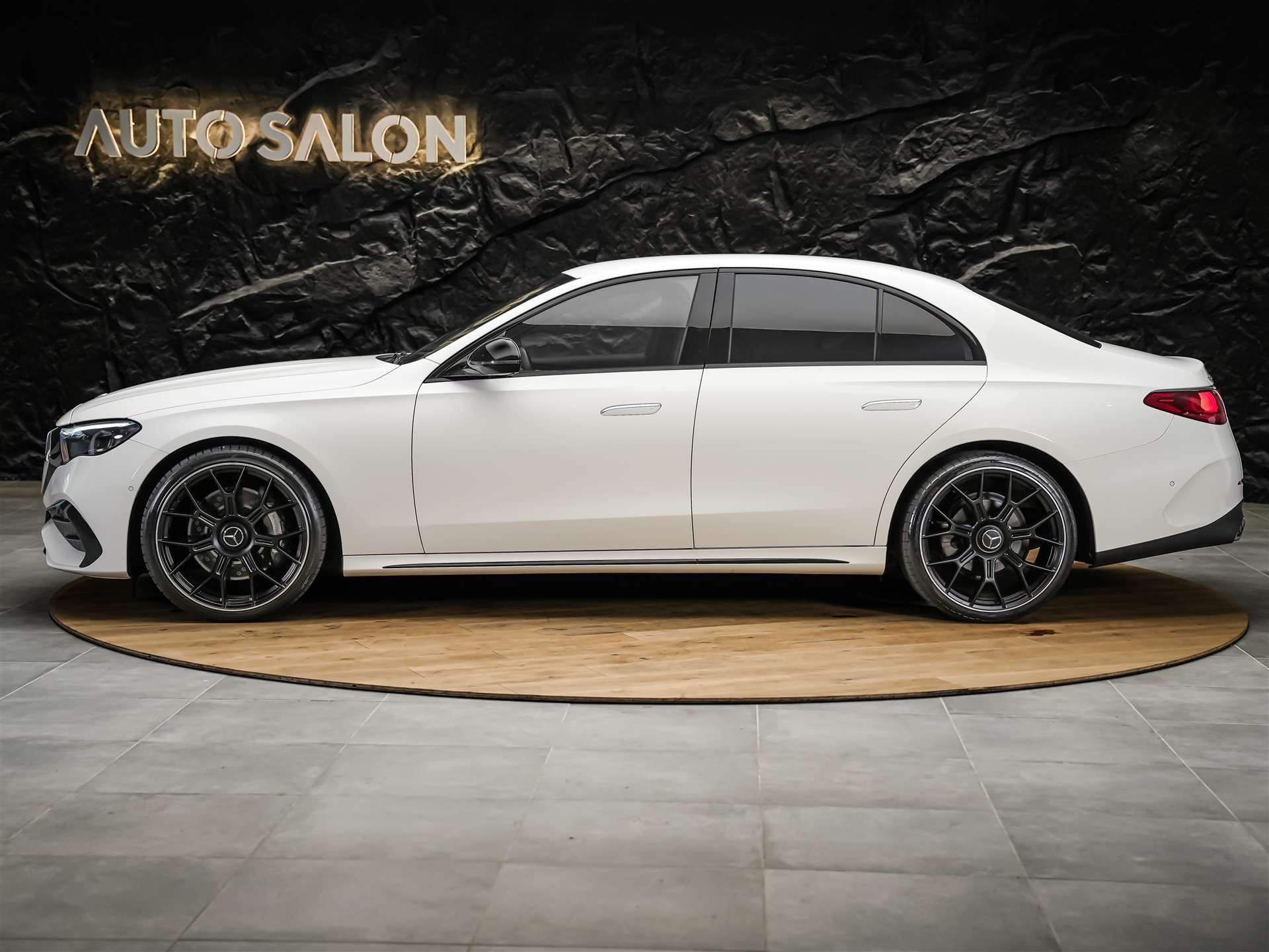 MERCEDES-BENZ E 200 AMG Line 9G-Tronic *Werksgarantie*21" Felgen*Lenkradheizung*-showroom-element-1