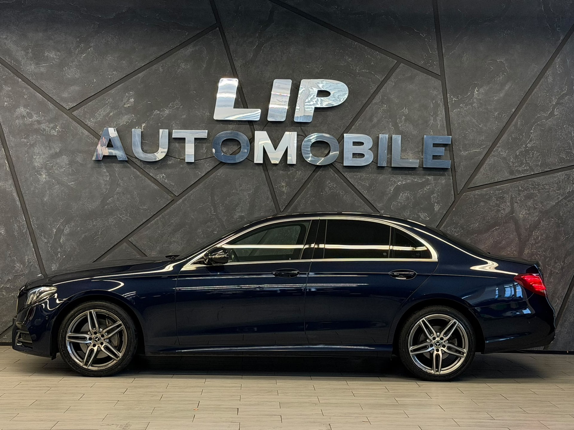 MERCEDES-BENZ E 220 d AMG Line 9G-Tronic-image-3