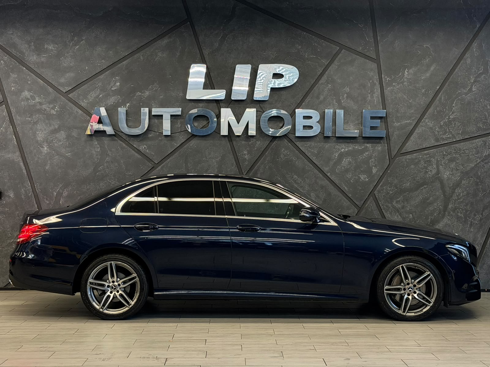 MERCEDES-BENZ E 220 d AMG Line 9G-Tronic-image-4
