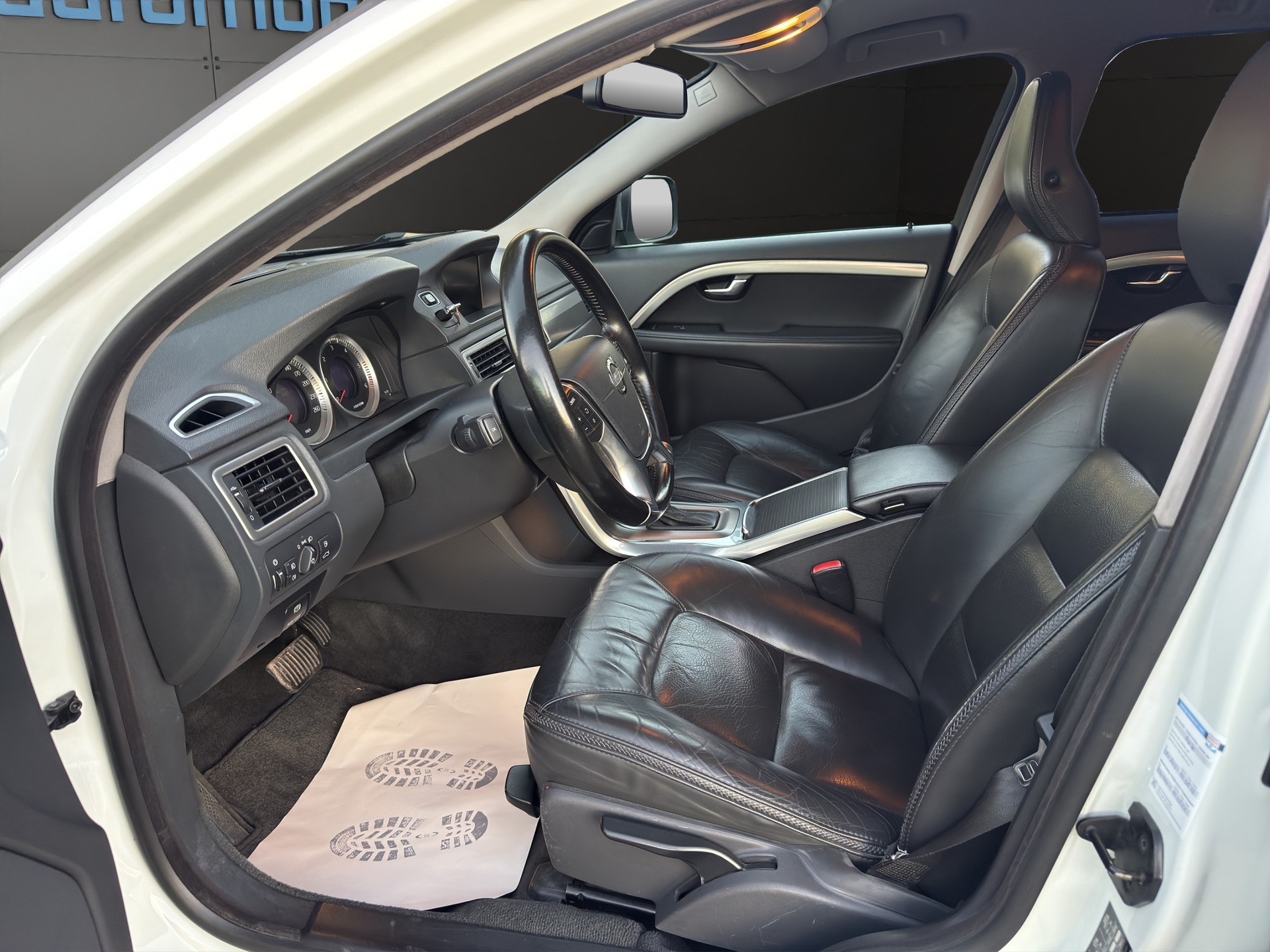 VOLVO XC70 D4 AWD Husky Edition Cross Country-image-9