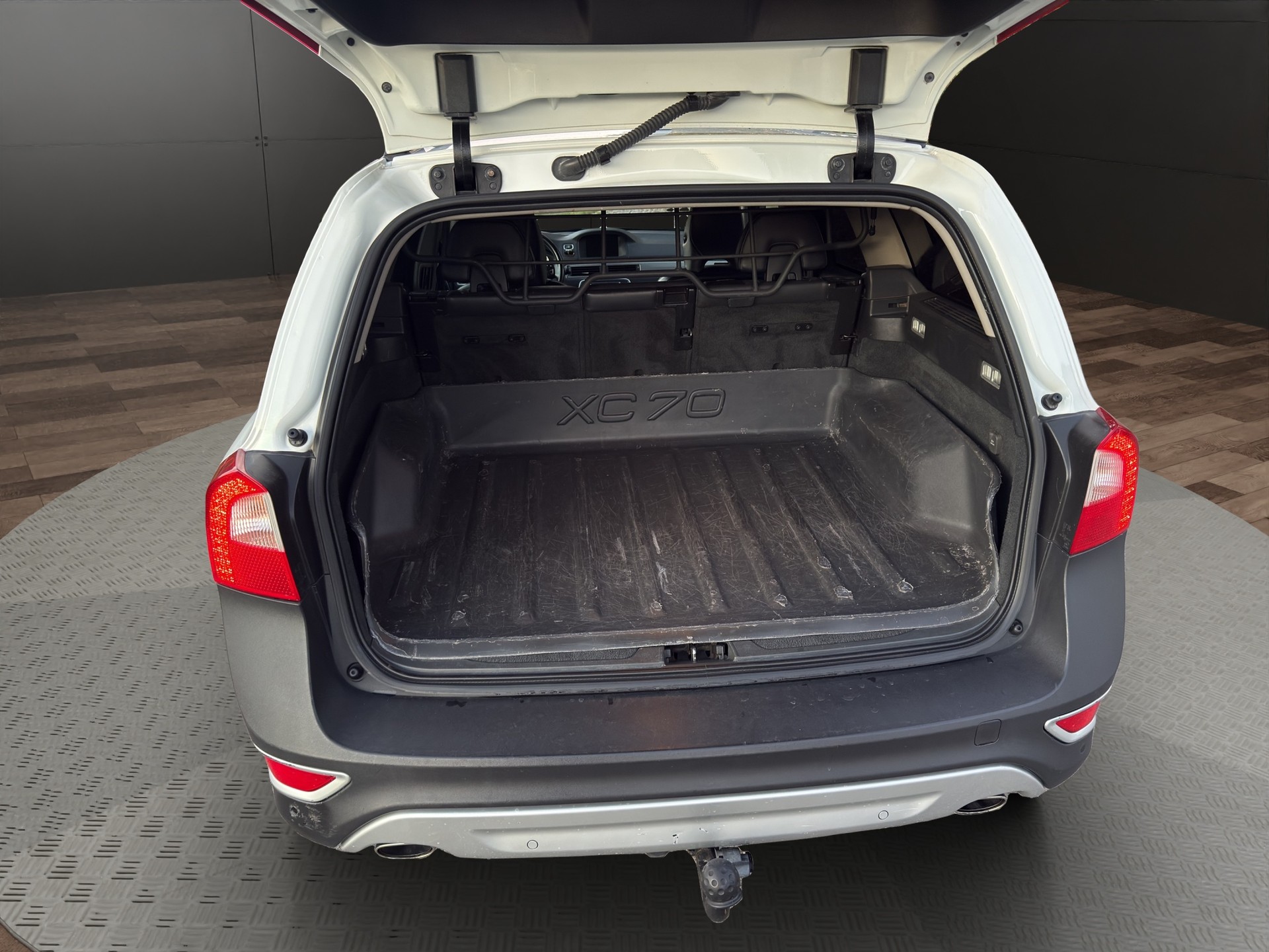 VOLVO XC70 D4 AWD Husky Edition Cross Country-image-4