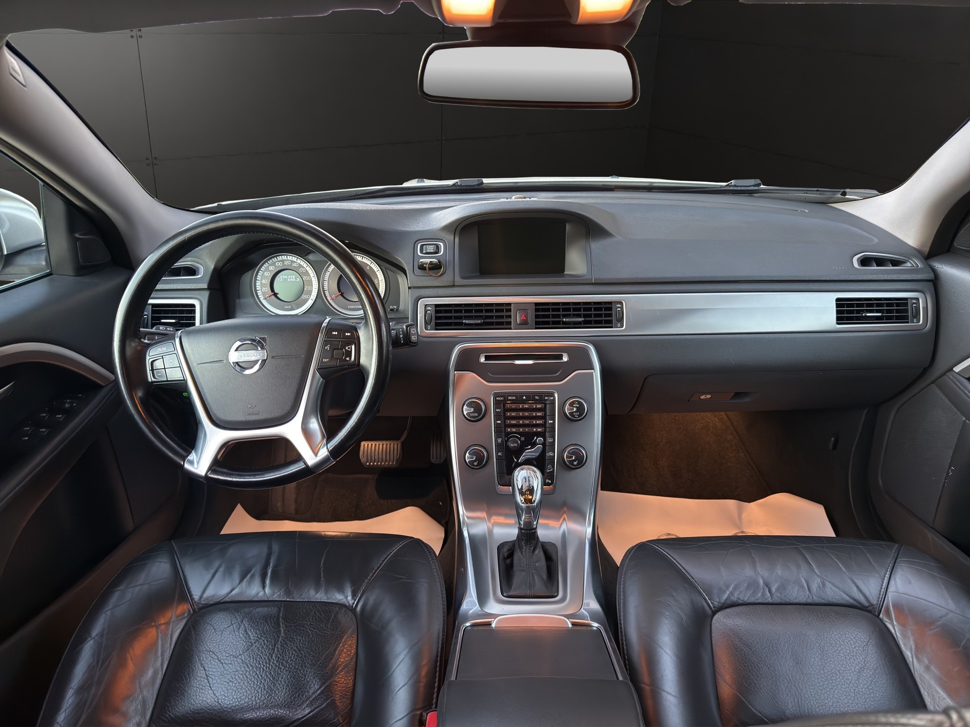 VOLVO XC70 D4 AWD Husky Edition Cross Country-image-8