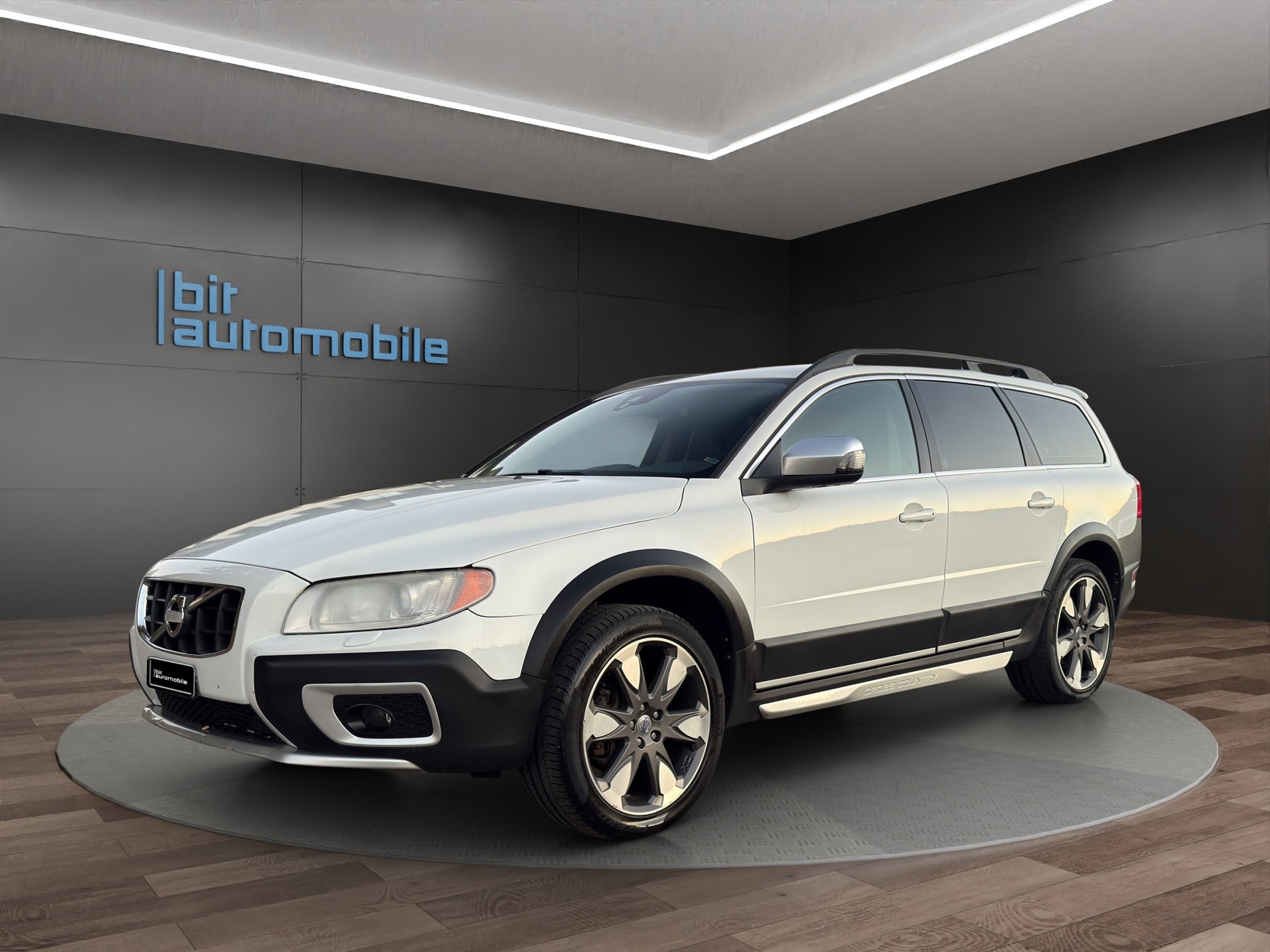 VOLVO XC70 D4 AWD Husky Edition Cross Country-image-0
