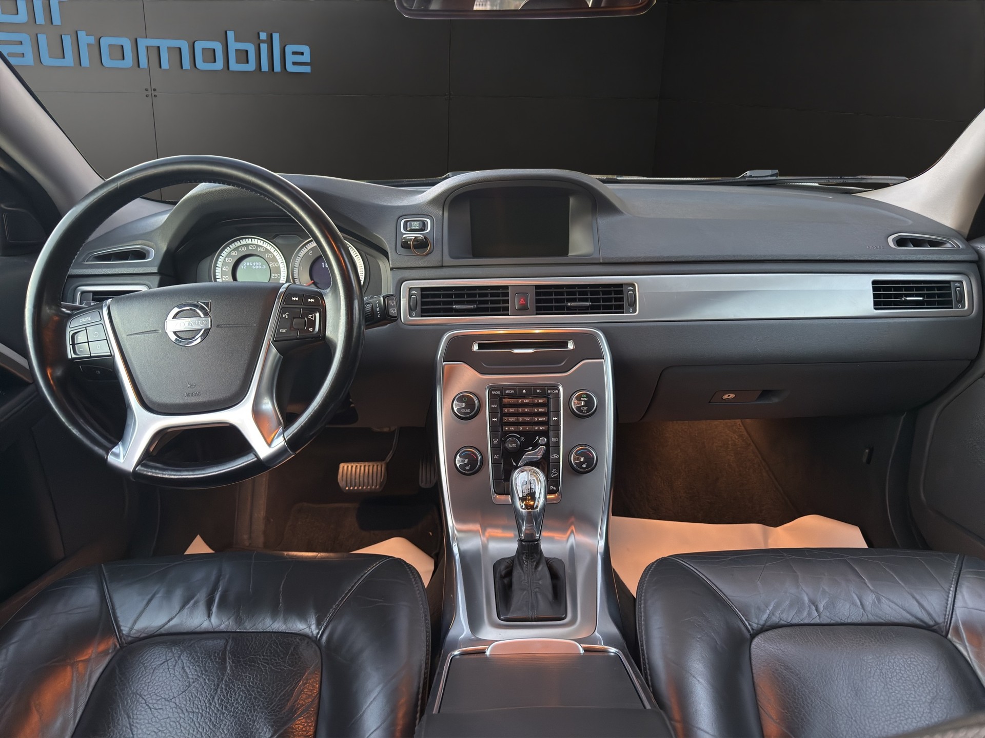 VOLVO XC70 D4 AWD Husky Edition Cross Country-image-11