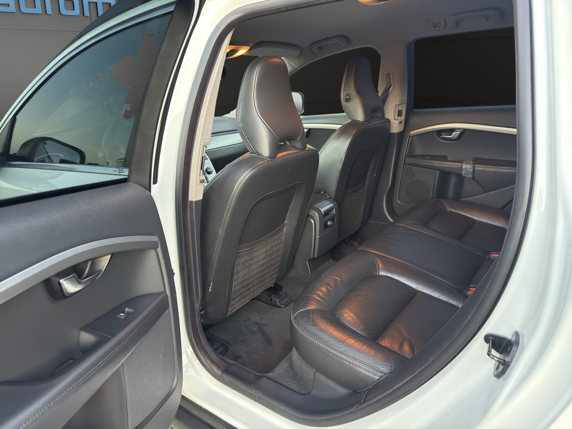 VOLVO XC70 D4 AWD Husky Edition Cross Country-image-10