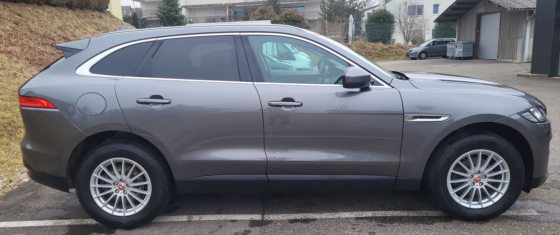 JAGUAR F-Pace 2.0d Portfolio AWD Automatik-image-10